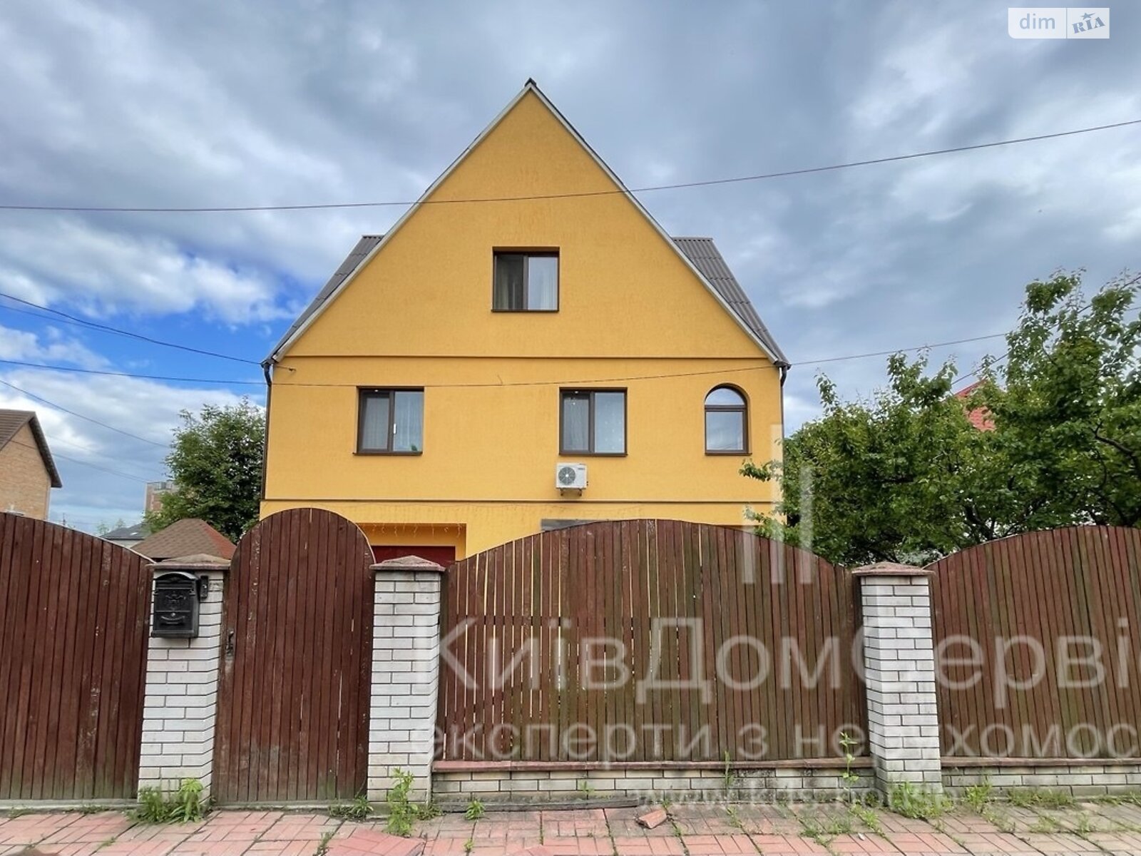 триповерховий будинок з гаражем, 207 кв. м, цегла. Продаж в Броварах, район Пекарня фото 1 триповерховий будинок з гаражем, 207 кв. м, цегла. Продаж в Броварах, район Пекарня фото 1