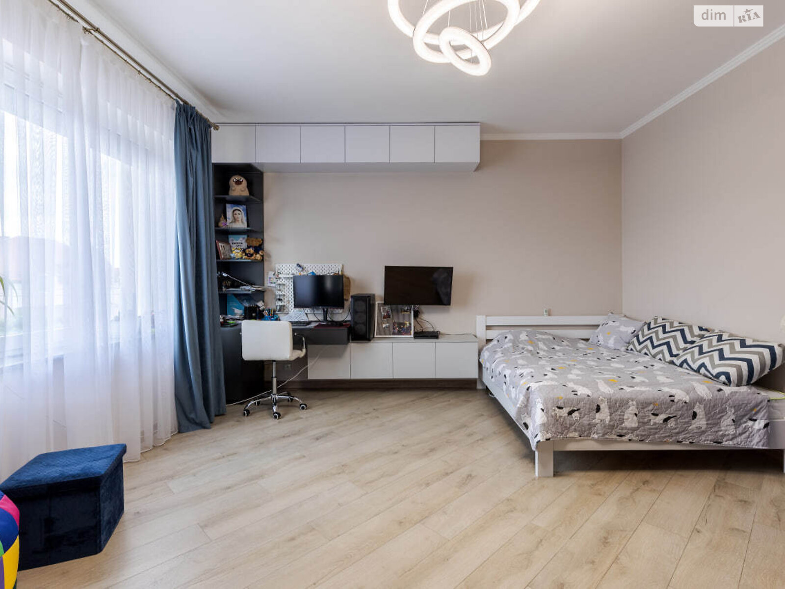 трехэтажный дом с балконом, 579.2 кв. м, кирпич. Продажа в Брюховичах фото 1