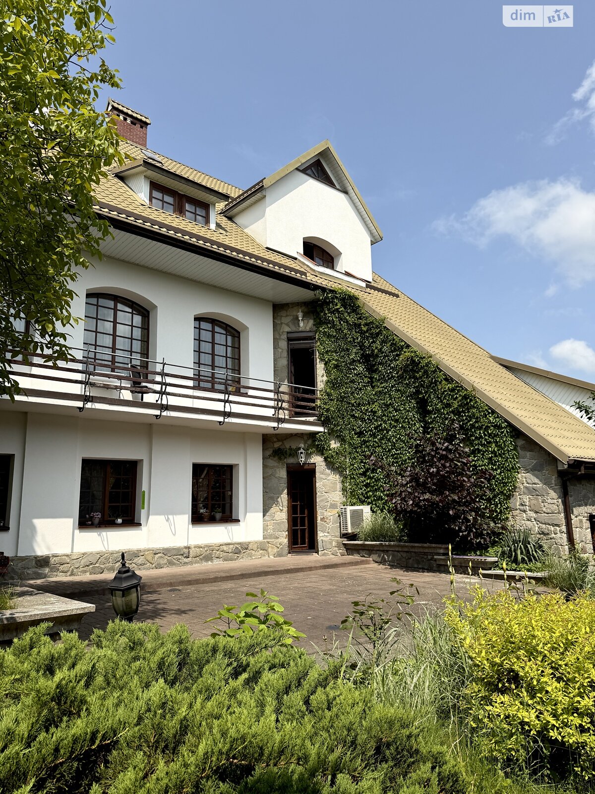 триповерховий будинок з гаражем, 450 кв. м, цегла. Продаж у Брюховичах фото 1 триповерховий будинок з гаражем, 450 кв. м, цегла. Продаж у Брюховичах фото 1