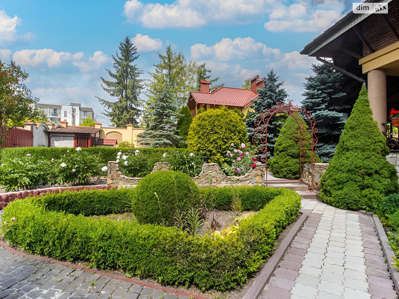 двоповерховий будинок з мансардою, 280 кв. м, кирпич. Продаж у Брюховичах фото 1 двоповерховий будинок з мансардою, 280 кв. м, кирпич. Продаж у Брюховичах фото 1