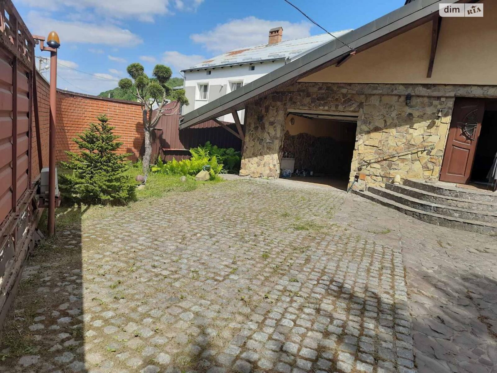 трехэтажный дом с верандой, 360 кв. м, кирпич. Продажа в Брюховичах фото 1 трехэтажный дом с верандой, 360 кв. м, кирпич. Продажа в Брюховичах фото 1