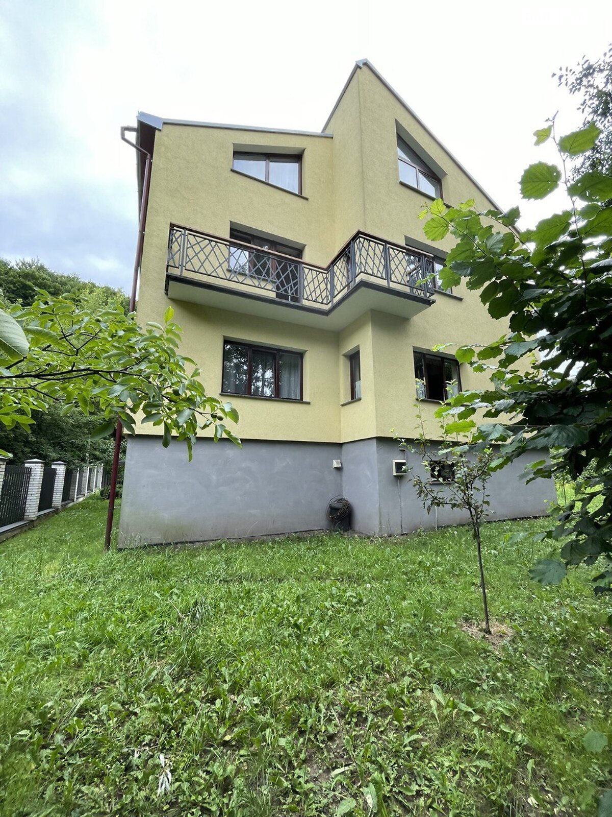 триповерховий будинок з гаражем, 418.9 кв. м, цегла. Продаж у Брюховичах фото 1 триповерховий будинок з гаражем, 418.9 кв. м, цегла. Продаж у Брюховичах фото 1