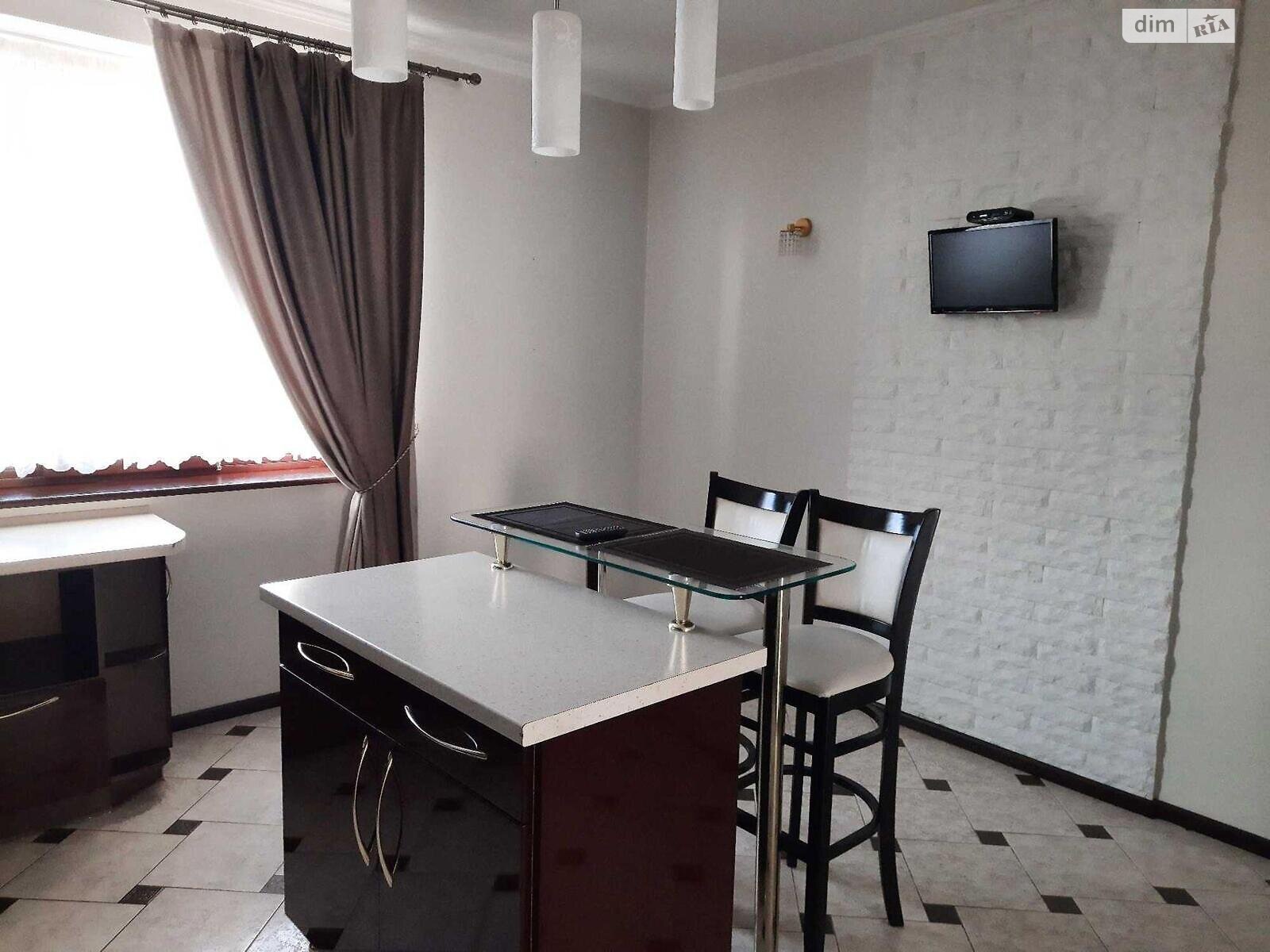 трехэтажный дом, 230 кв. м, кирпич. Продажа в Брюховичах фото 1