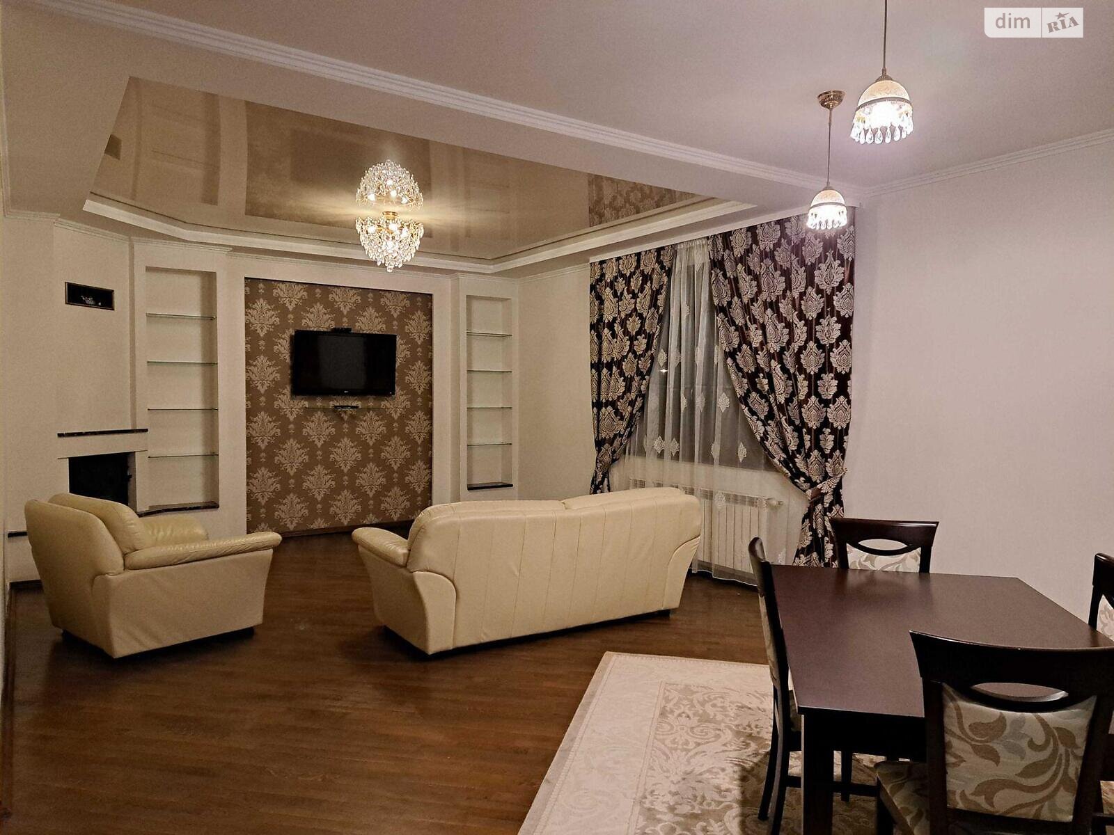 трехэтажный дом, 230 кв. м, кирпич. Продажа в Брюховичах фото 1