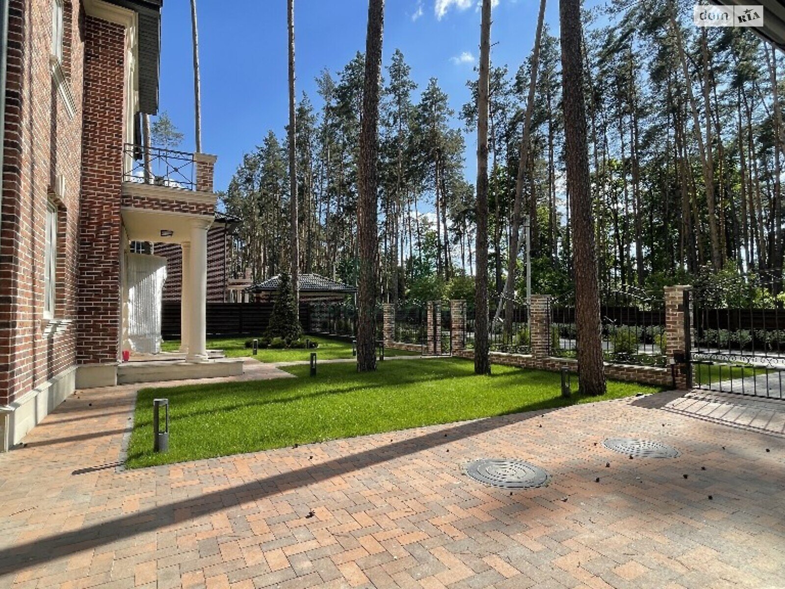 двухэтажный дом с балконом, 256 кв. м, кирпич. Продажа в Буче район Буча фото 1