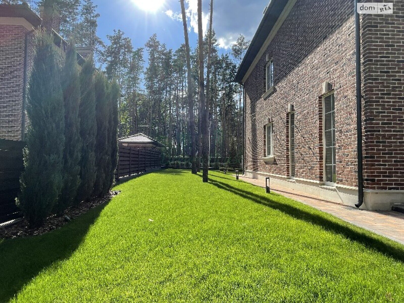 двухэтажный дом с балконом, 256 кв. м, кирпич. Продажа в Буче район Буча фото 1