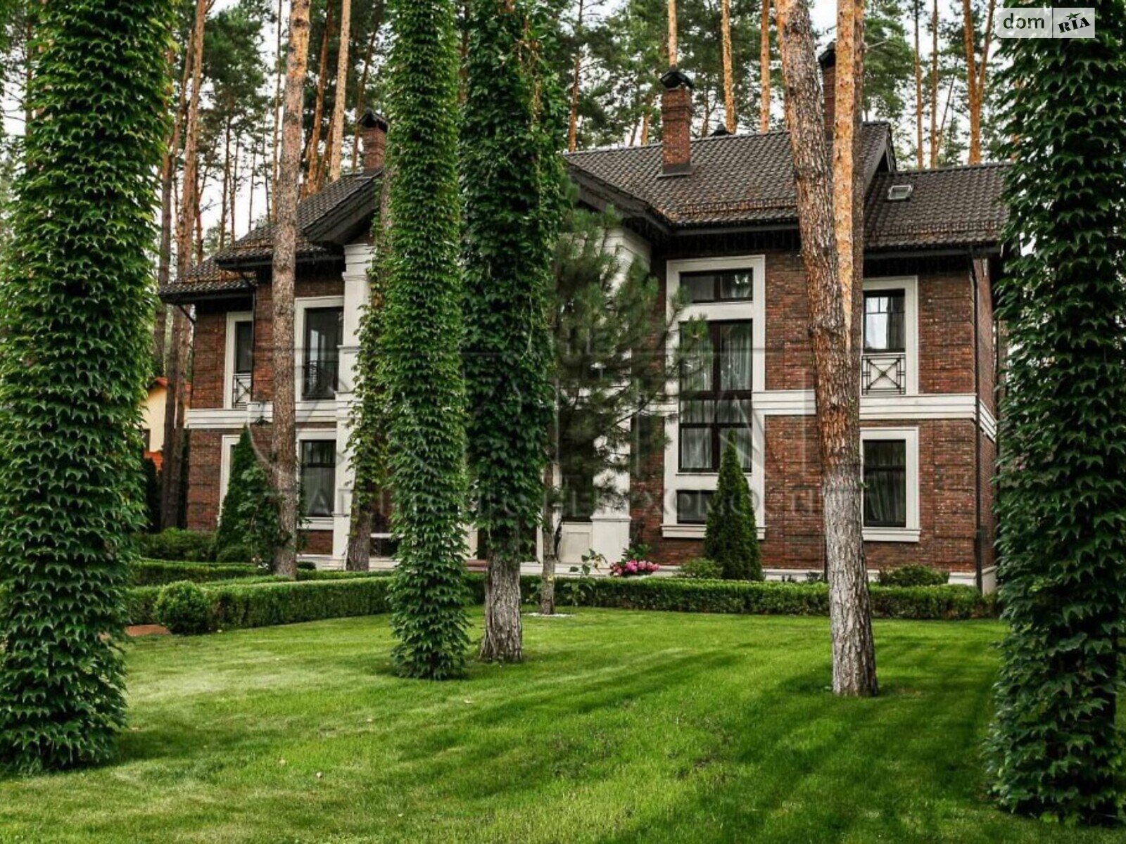 трехэтажный дом с ремонтом, 800 кв. м, кирпич. Продажа в Буче район Буча фото 1