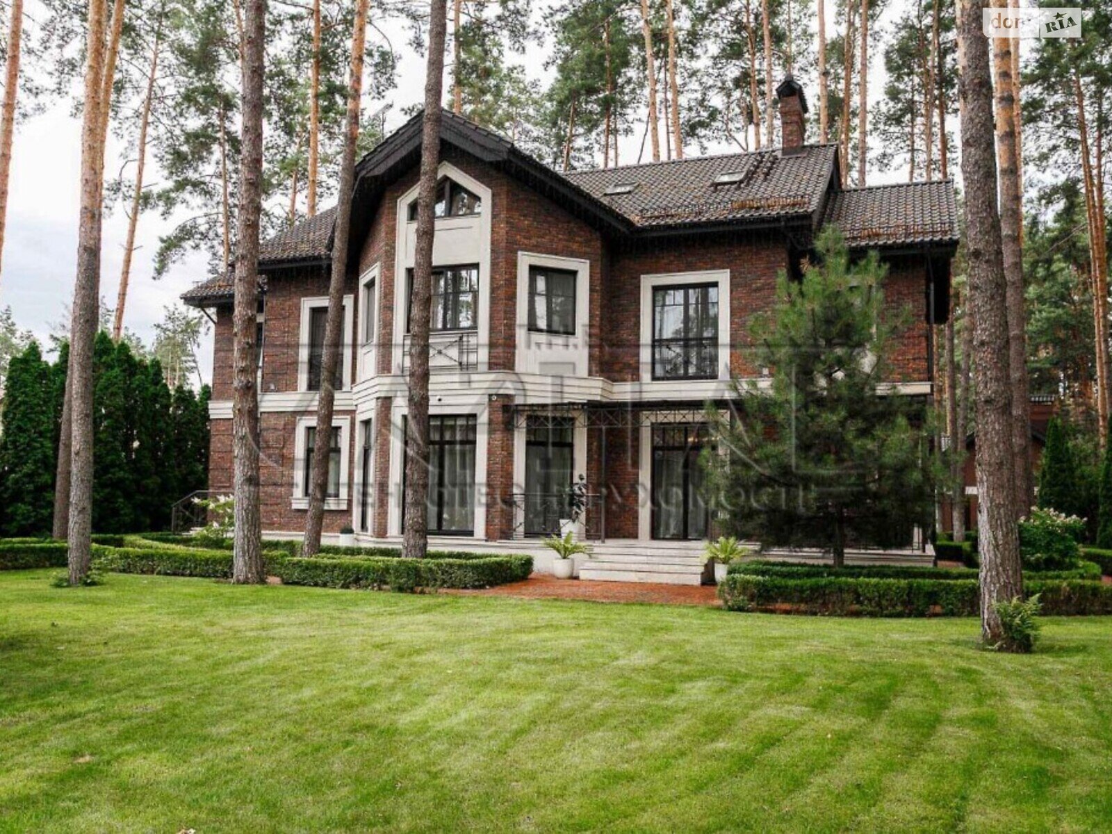 трехэтажный дом с ремонтом, 800 кв. м, кирпич. Продажа в Буче район Буча фото 1