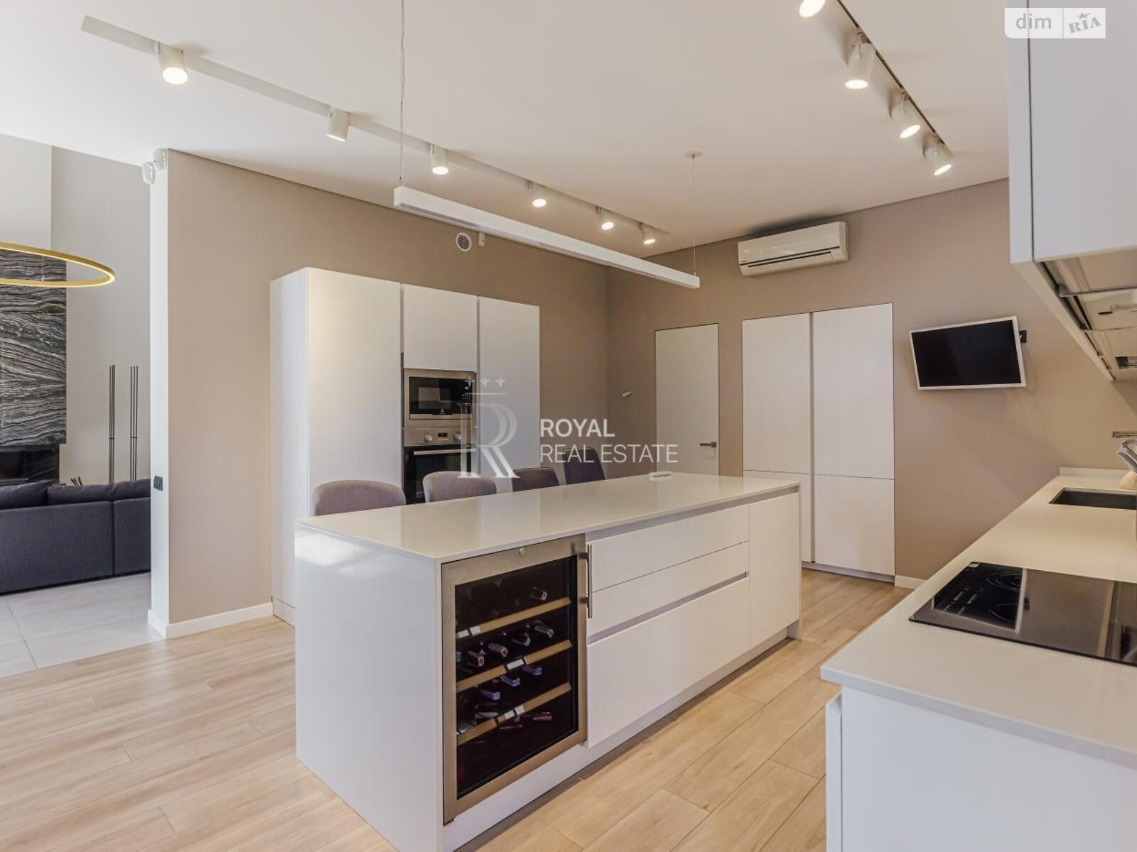 двухэтажный дом с верандой, 500 кв. м, кирпич. Продажа в Буче район Буча фото 1