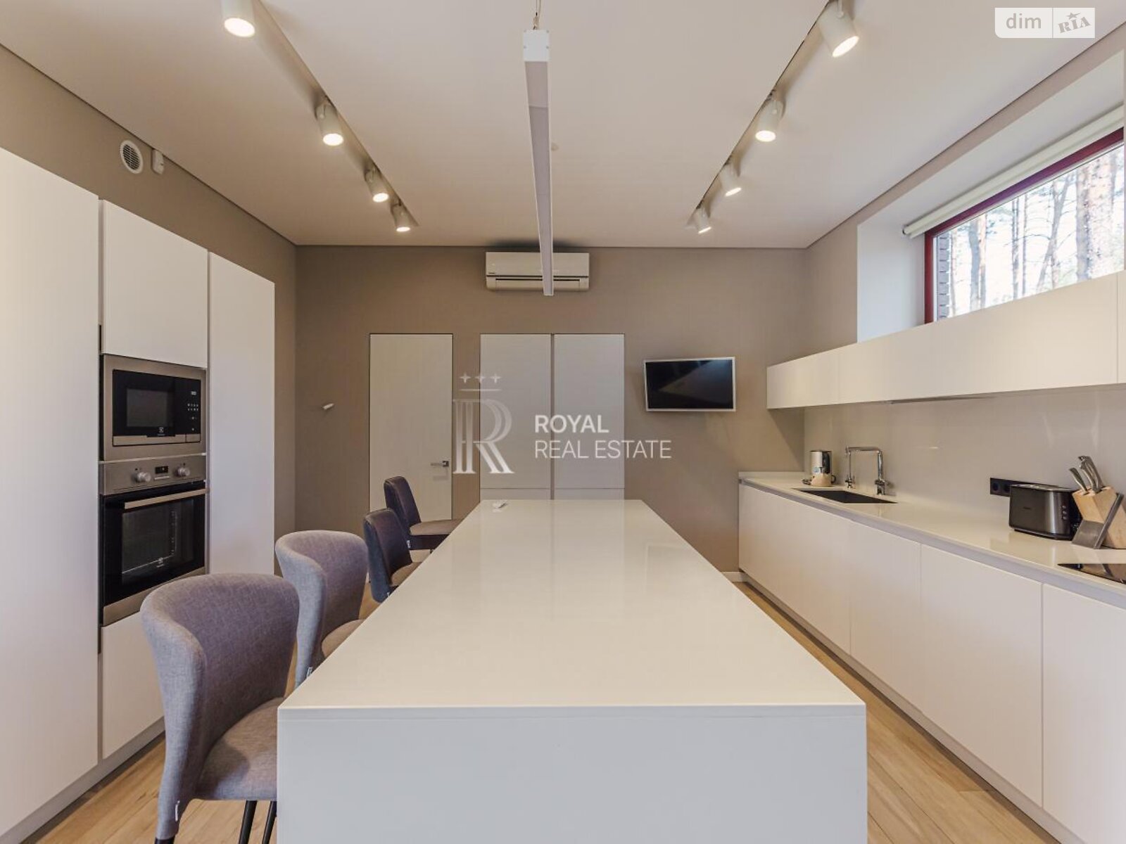 двухэтажный дом с верандой, 500 кв. м, кирпич. Продажа в Буче район Буча фото 1