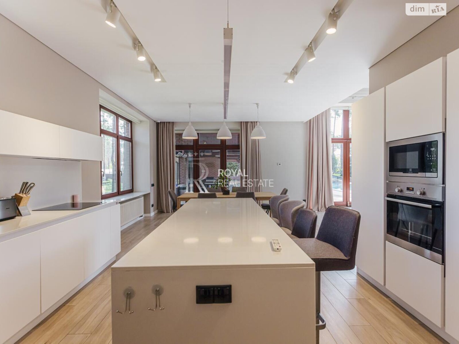 двухэтажный дом с верандой, 500 кв. м, кирпич. Продажа в Буче район Буча фото 1