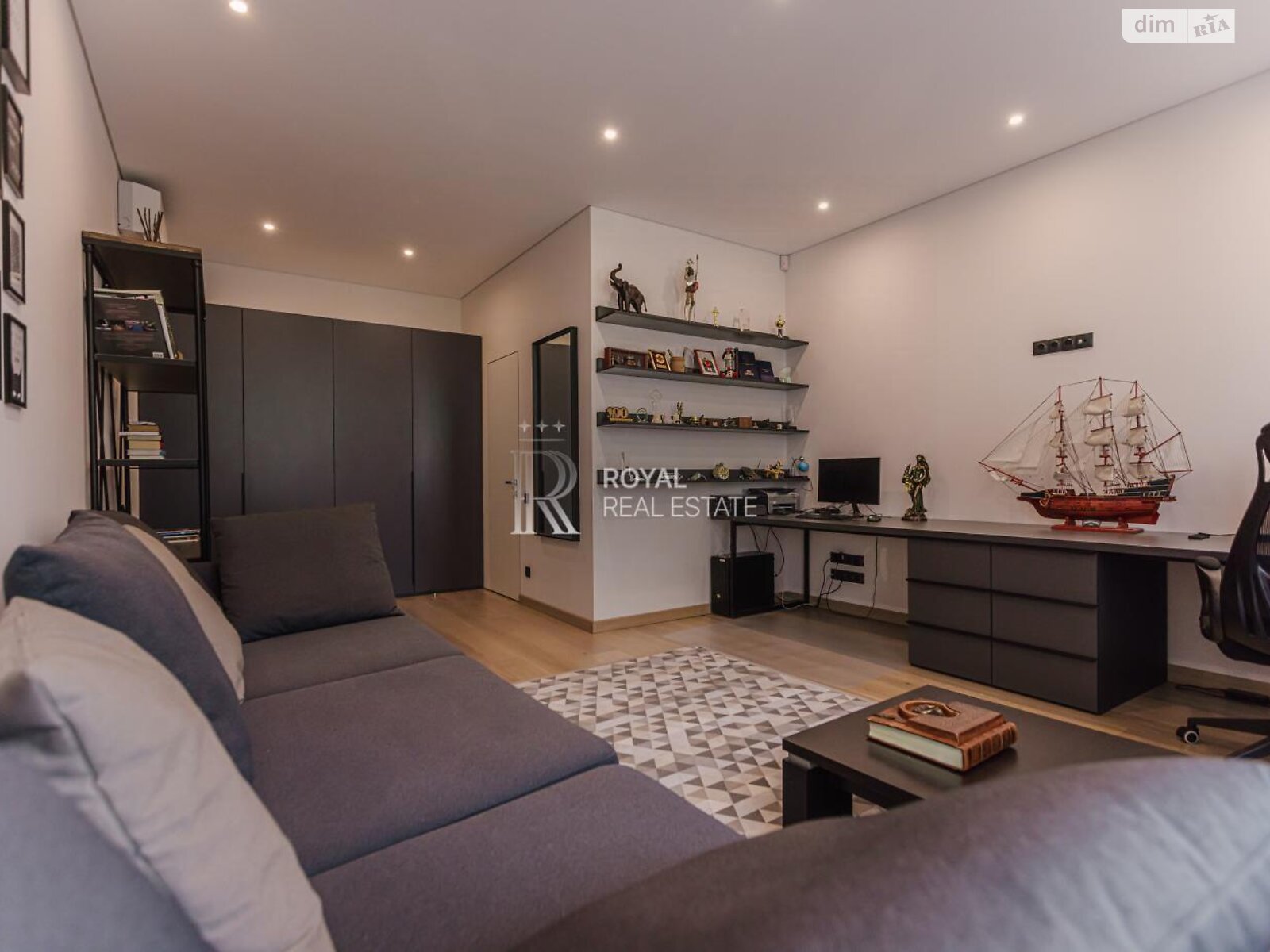 двухэтажный дом с верандой, 500 кв. м, кирпич. Продажа в Буче район Буча фото 1