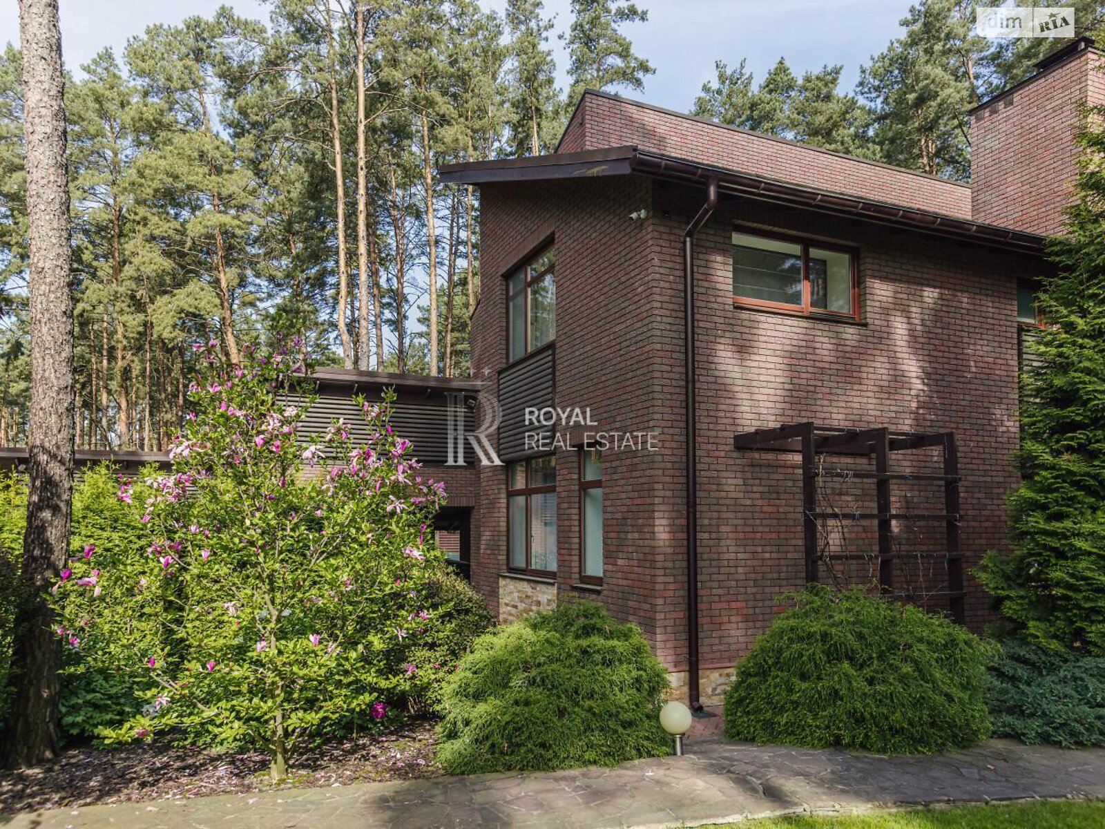 двухэтажный дом с верандой, 500 кв. м, кирпич. Продажа в Буче район Буча фото 1