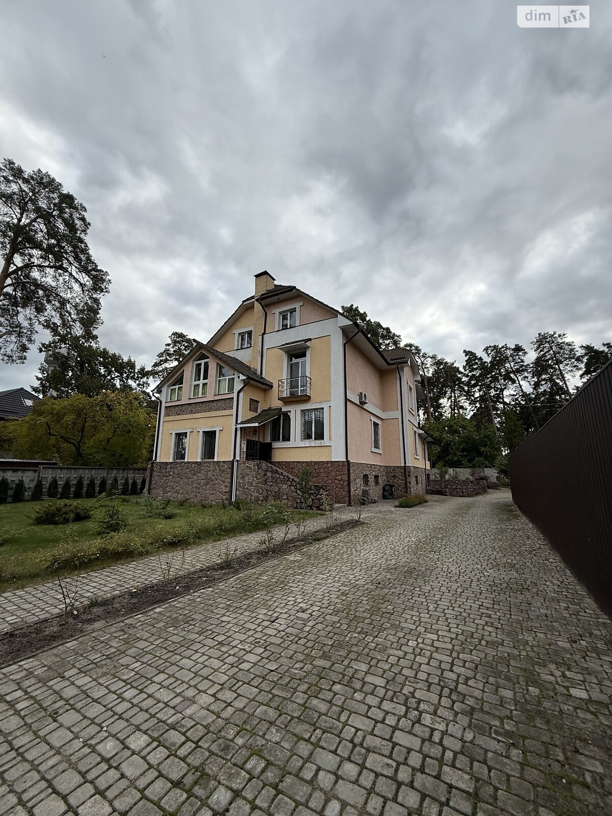 трехэтажный дом с верандой, 326.3 кв. м, кирпич. Продажа в Буче фото 1 трехэтажный дом с верандой, 326.3 кв. м, кирпич. Продажа в Буче фото 1