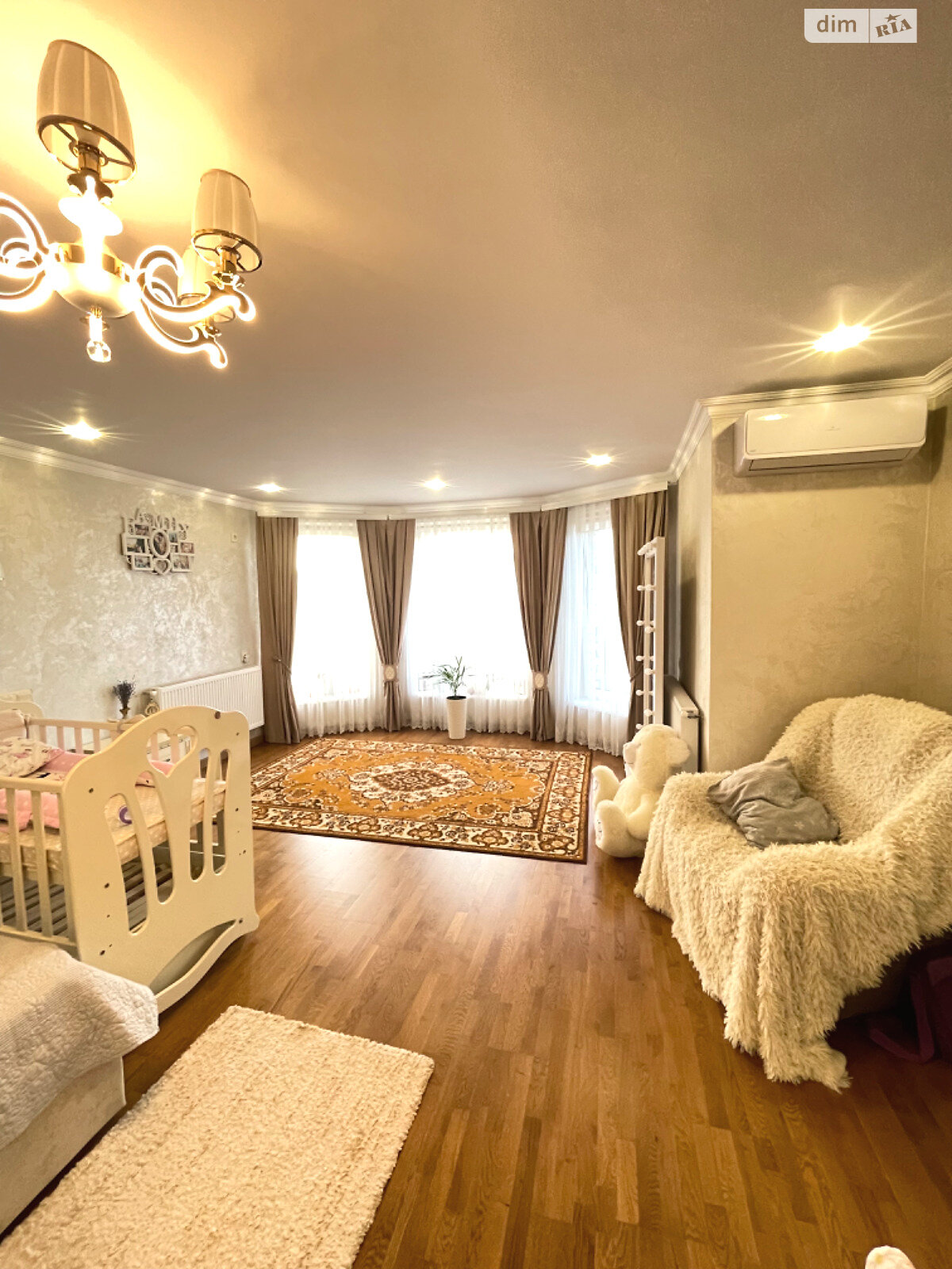 трехэтажный дом с балконом, 263 кв. м, кирпич. Продажа в Чагоре фото 1