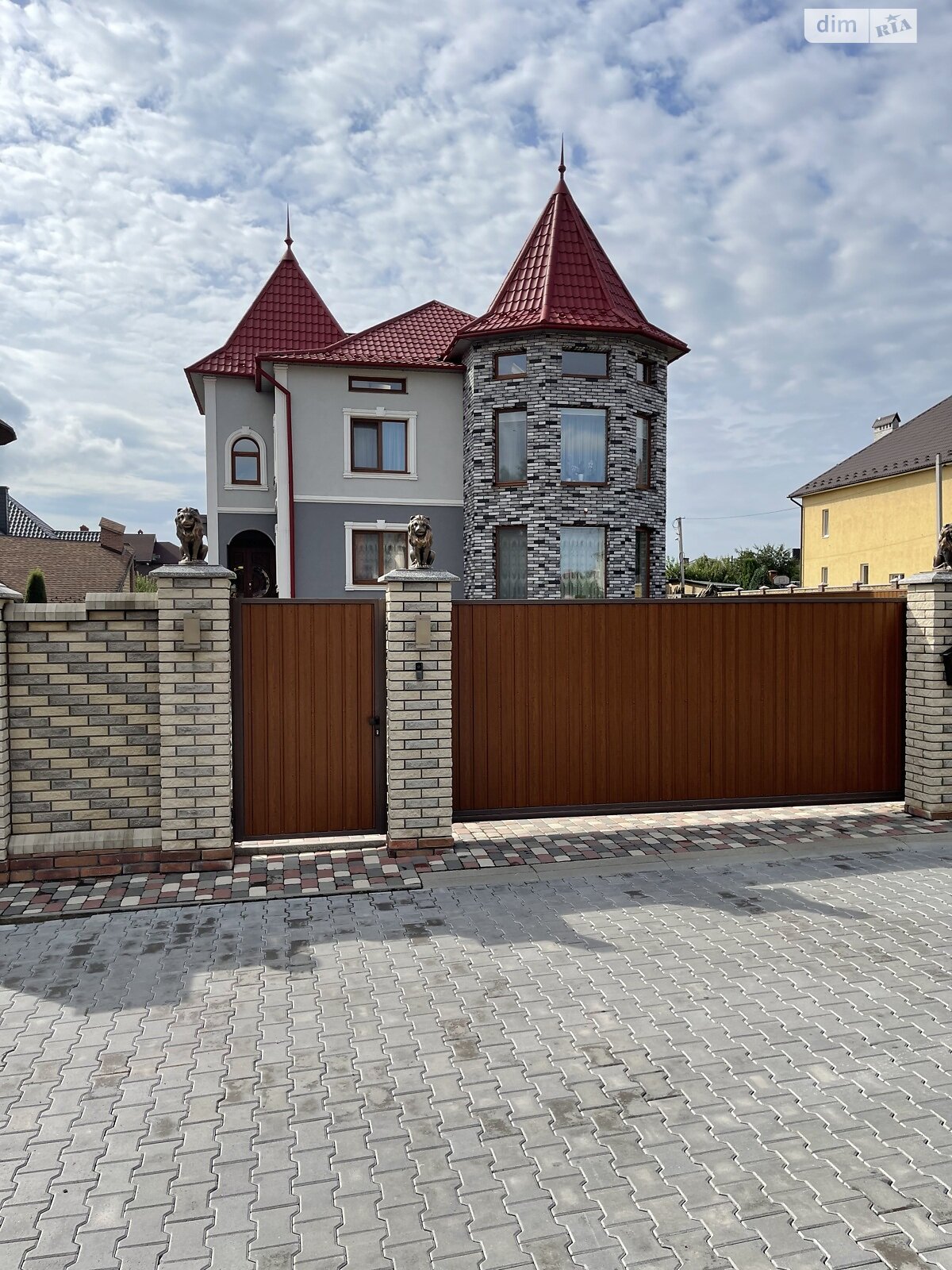 трехэтажный дом с балконом, 263 кв. м, кирпич. Продажа в Чагоре фото 1