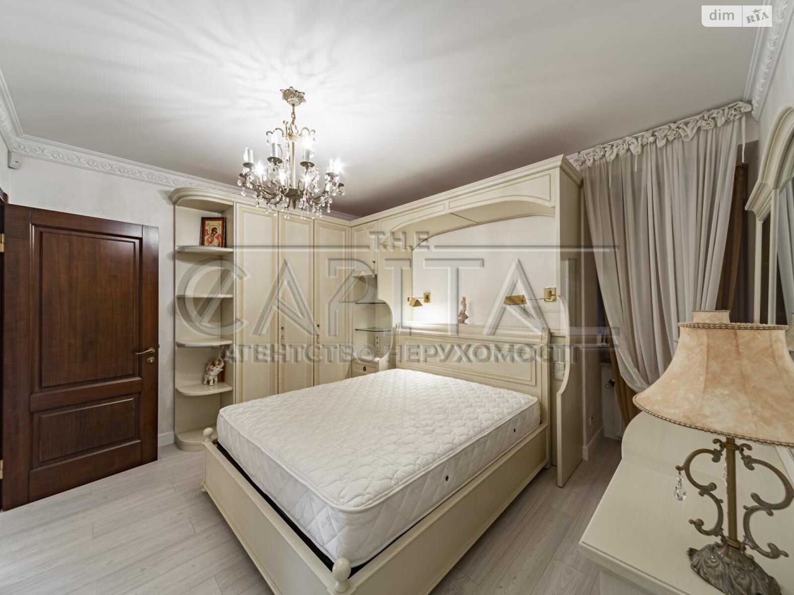 двухэтажный дом с балконом, 420 кв. м, кирпич. Продажа в Чайках фото 1