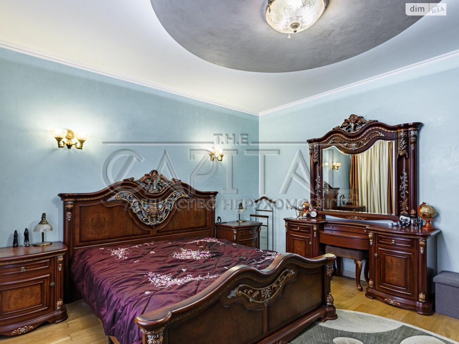 трехэтажный дом с гаражом, 600 кв. м, кирпич. Продажа в Чайках фото 1