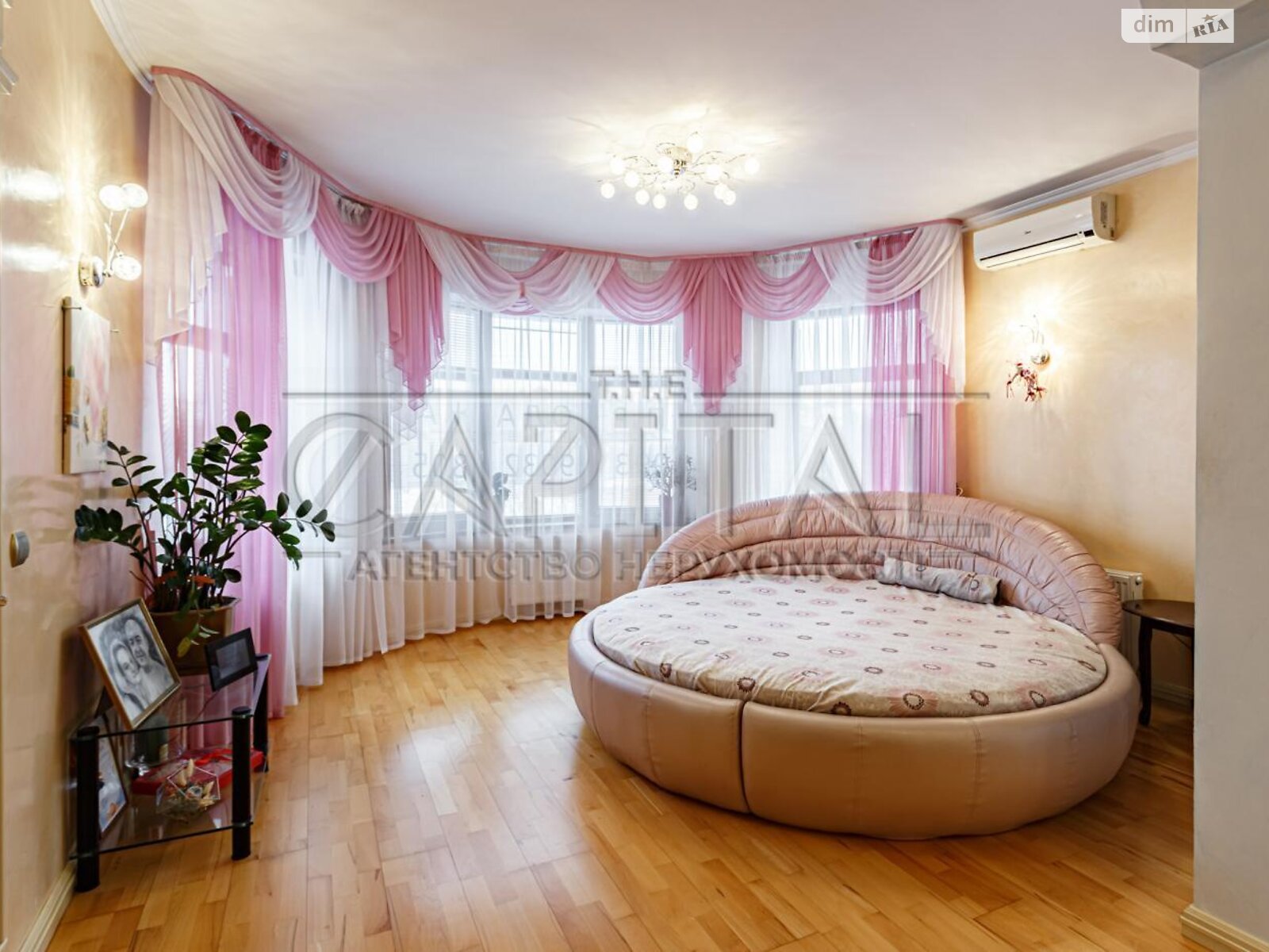 трехэтажный дом с гаражом, 600 кв. м, кирпич. Продажа в Чайках фото 1