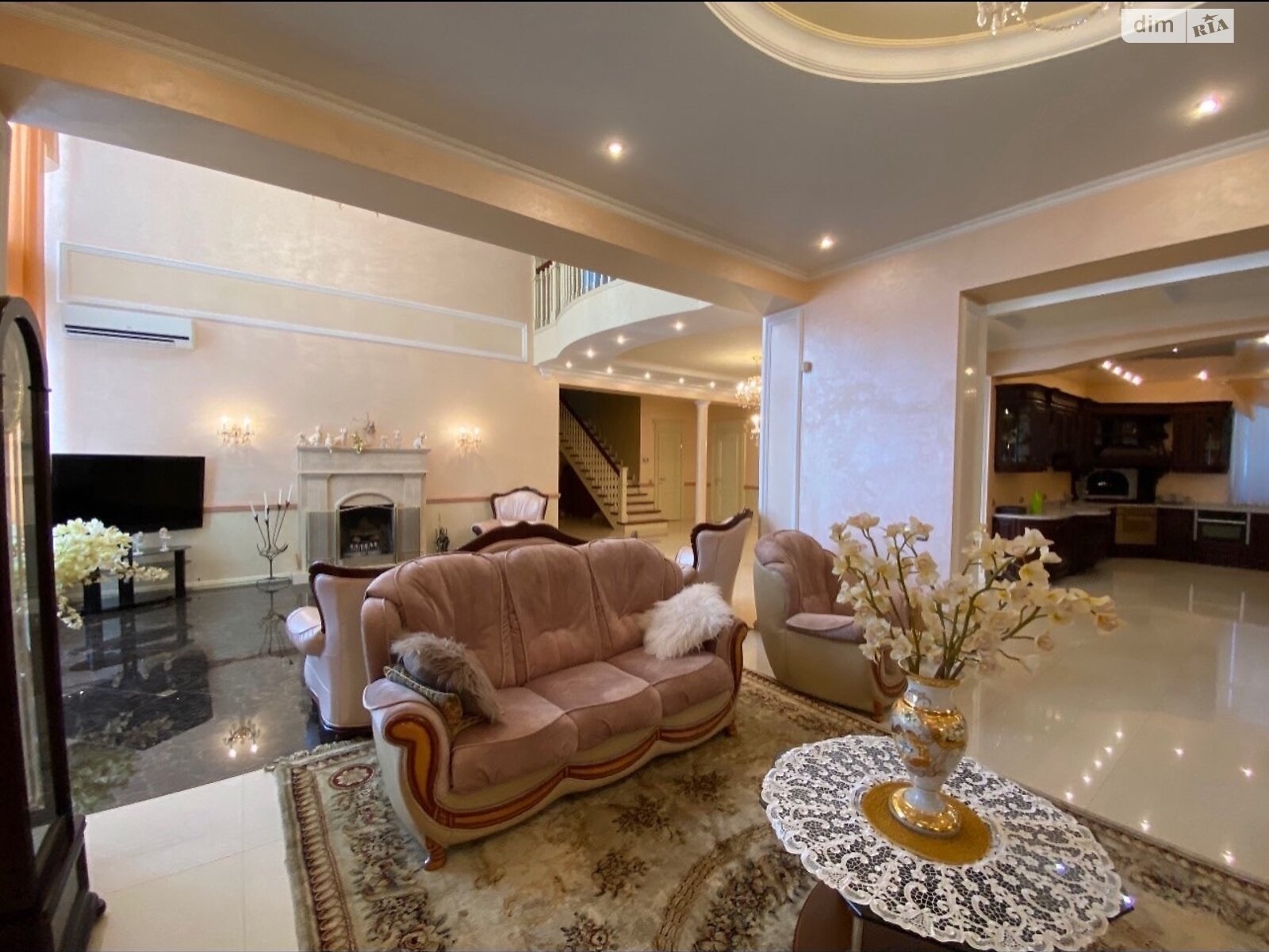 трехэтажный дом, 380 кв. м, кирпич. Продажа в Чайках фото 1 трехэтажный дом, 380 кв. м, кирпич. Продажа в Чайках фото 1