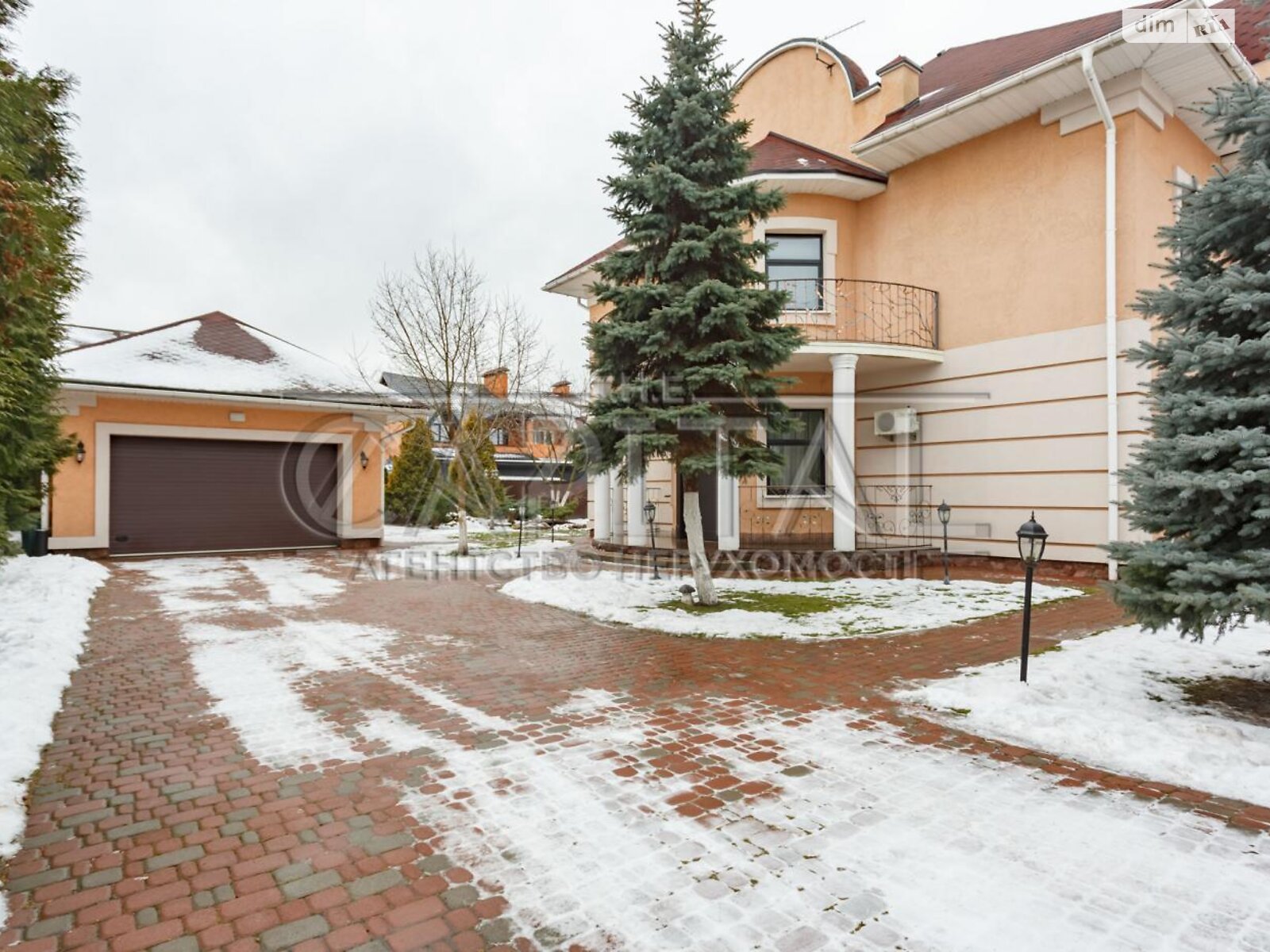 трехэтажный дом с гаражом, 600 кв. м, кирпич. Продажа в Чайках фото 1 трехэтажный дом с гаражом, 600 кв. м, кирпич. Продажа в Чайках фото 1