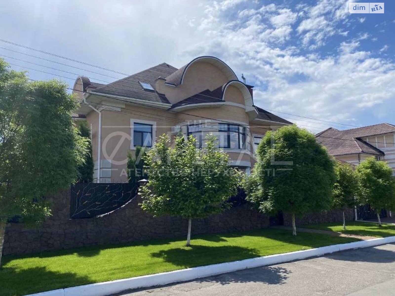 трехэтажный дом с гаражом, 600 кв. м, кирпич. Продажа в Чайках фото 1 трехэтажный дом с гаражом, 600 кв. м, кирпич. Продажа в Чайках фото 1