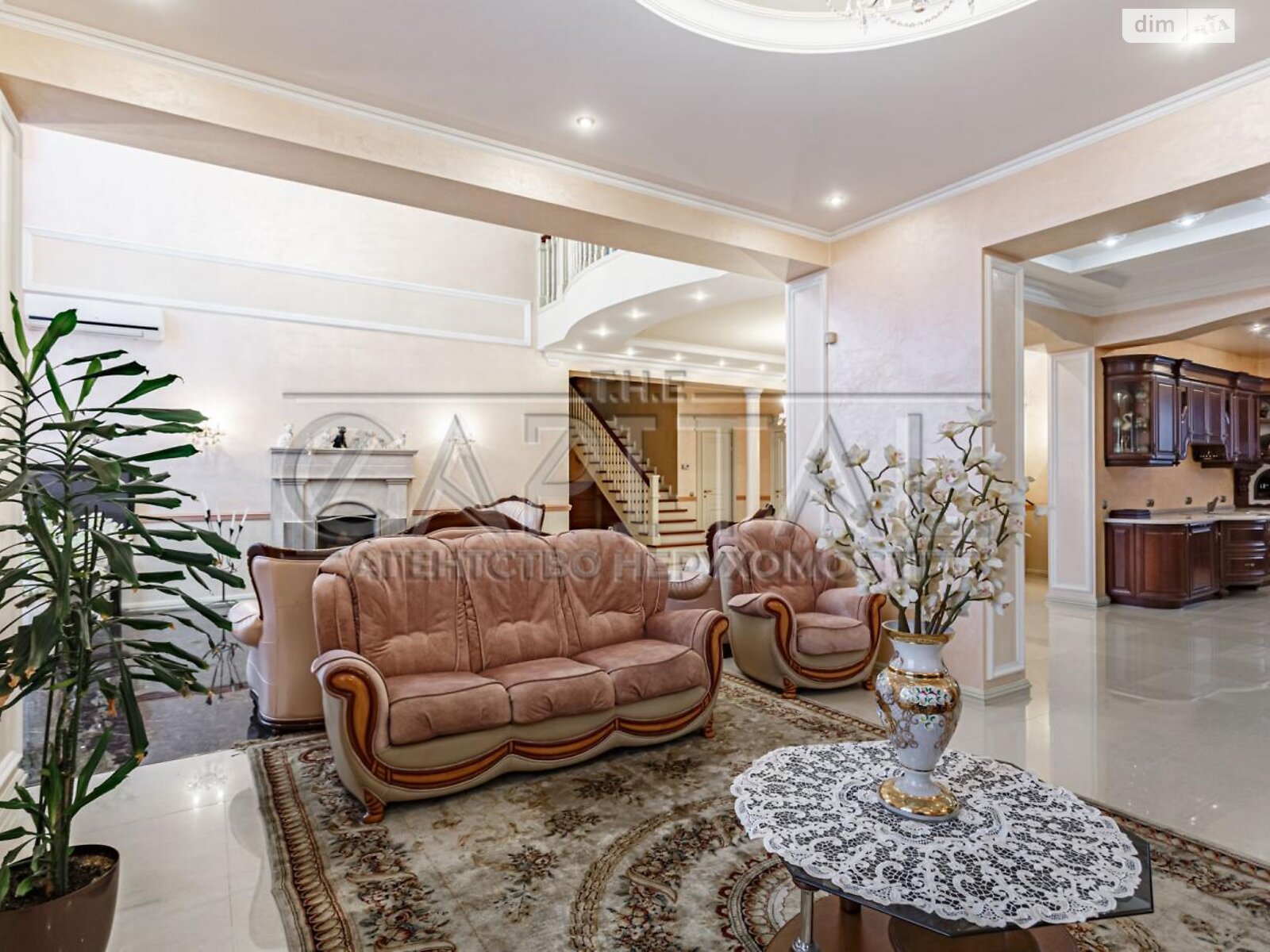 трехэтажный дом с гаражом, 600 кв. м, кирпич. Продажа в Чайках фото 1 трехэтажный дом с гаражом, 600 кв. м, кирпич. Продажа в Чайках фото 1
