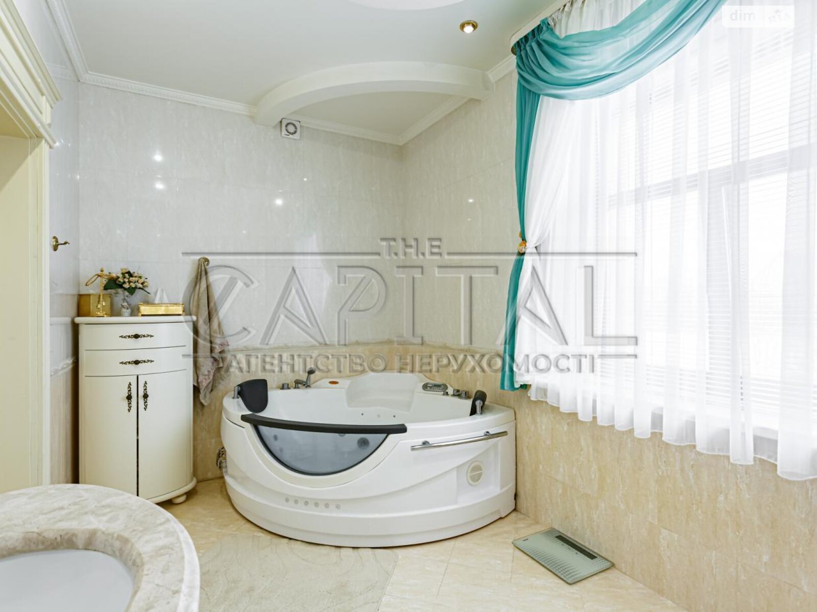 трехэтажный дом с гаражом, 600 кв. м, кирпич. Продажа в Чайках фото 1 трехэтажный дом с гаражом, 600 кв. м, кирпич. Продажа в Чайках фото 1