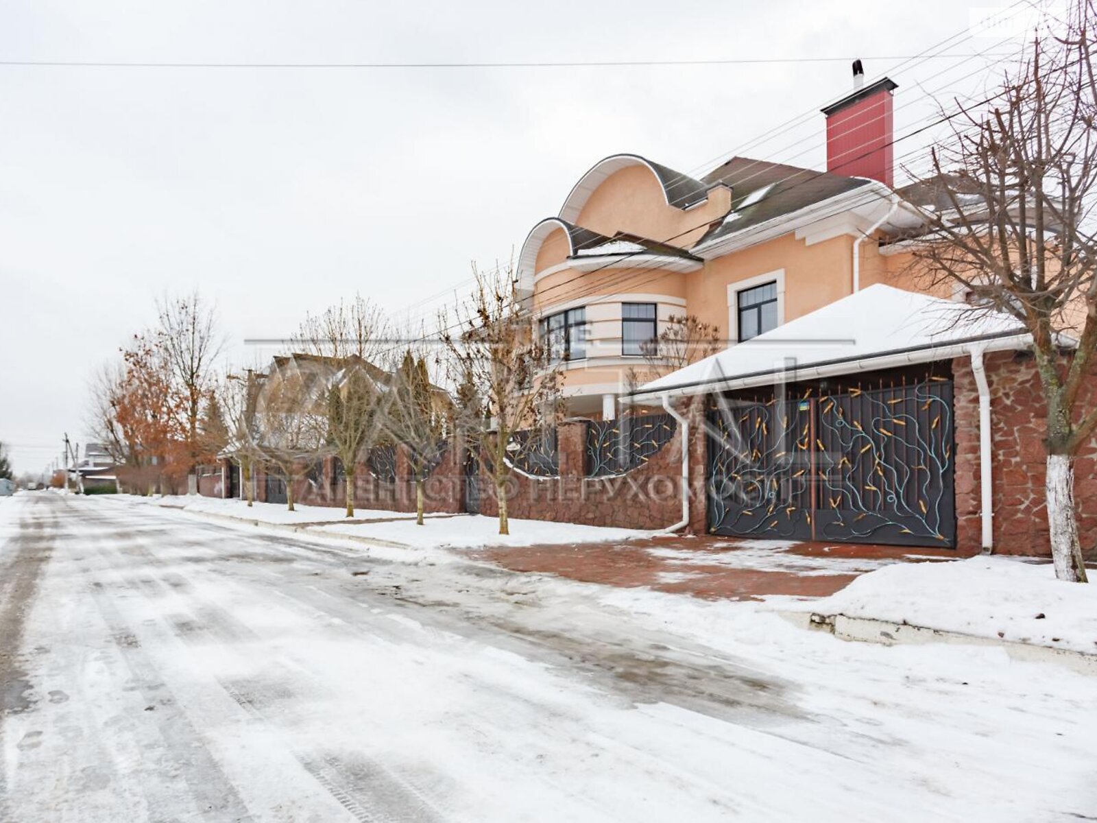 трехэтажный дом с гаражом, 600 кв. м, кирпич. Продажа в Чайках фото 1 трехэтажный дом с гаражом, 600 кв. м, кирпич. Продажа в Чайках фото 1