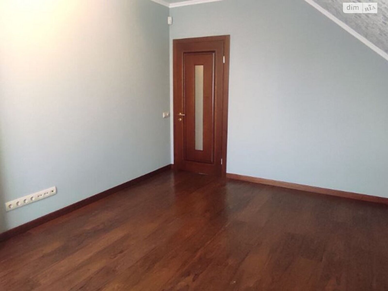 двухэтажный дом с балконом, 302 кв. м, кирпич. Продажа в Чайках фото 1