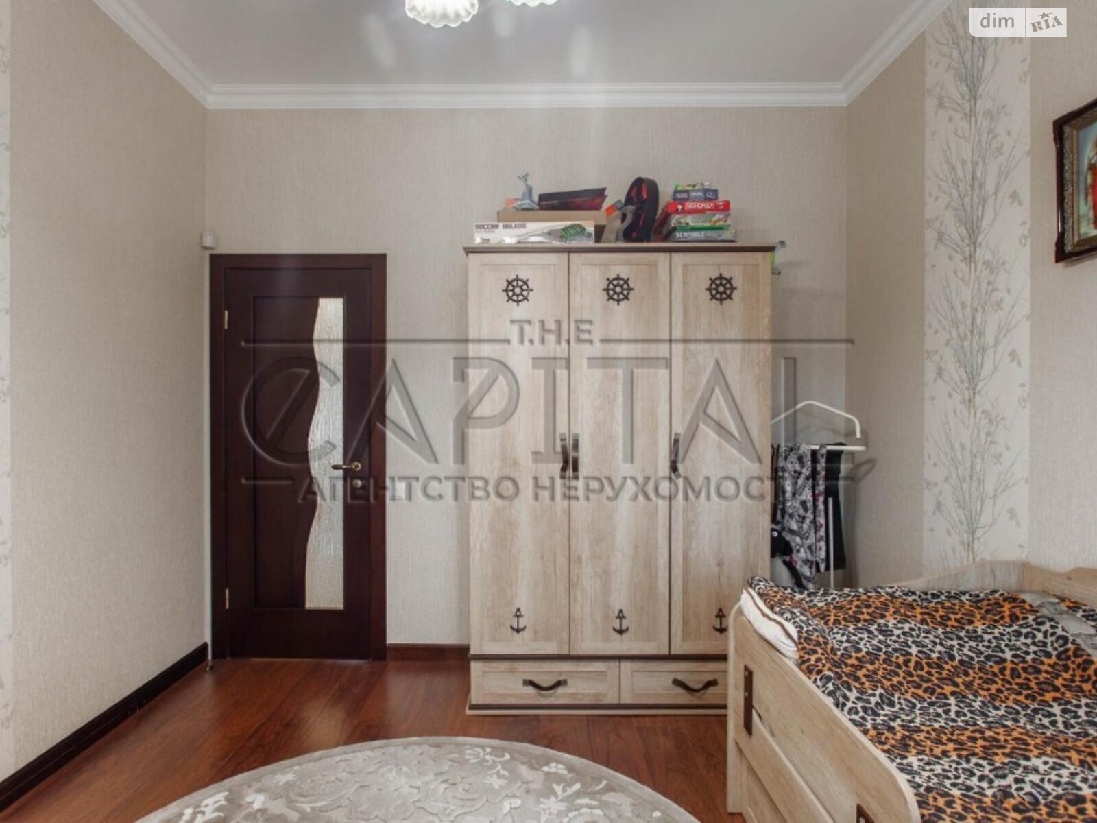 трехэтажный дом с балконом, 214 кв. м, кирпич. Продажа в Чайках фото 1