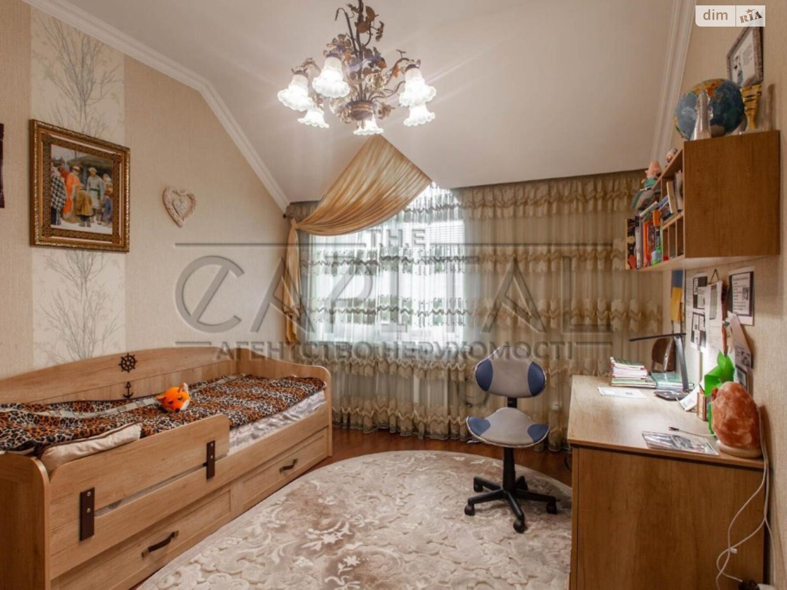 трехэтажный дом с балконом, 214 кв. м, кирпич. Продажа в Чайках фото 1