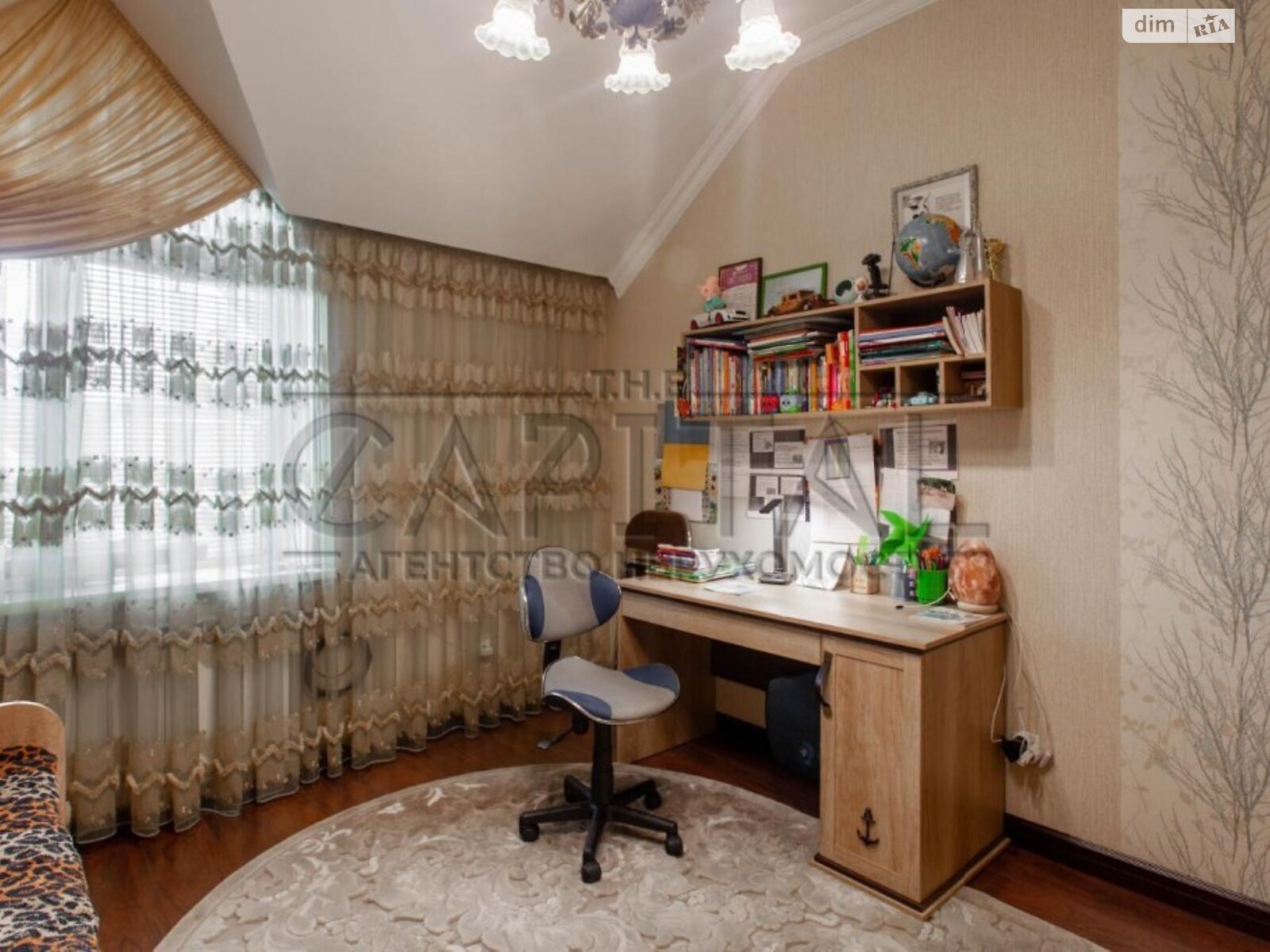 трехэтажный дом с балконом, 214 кв. м, кирпич. Продажа в Чайках фото 1