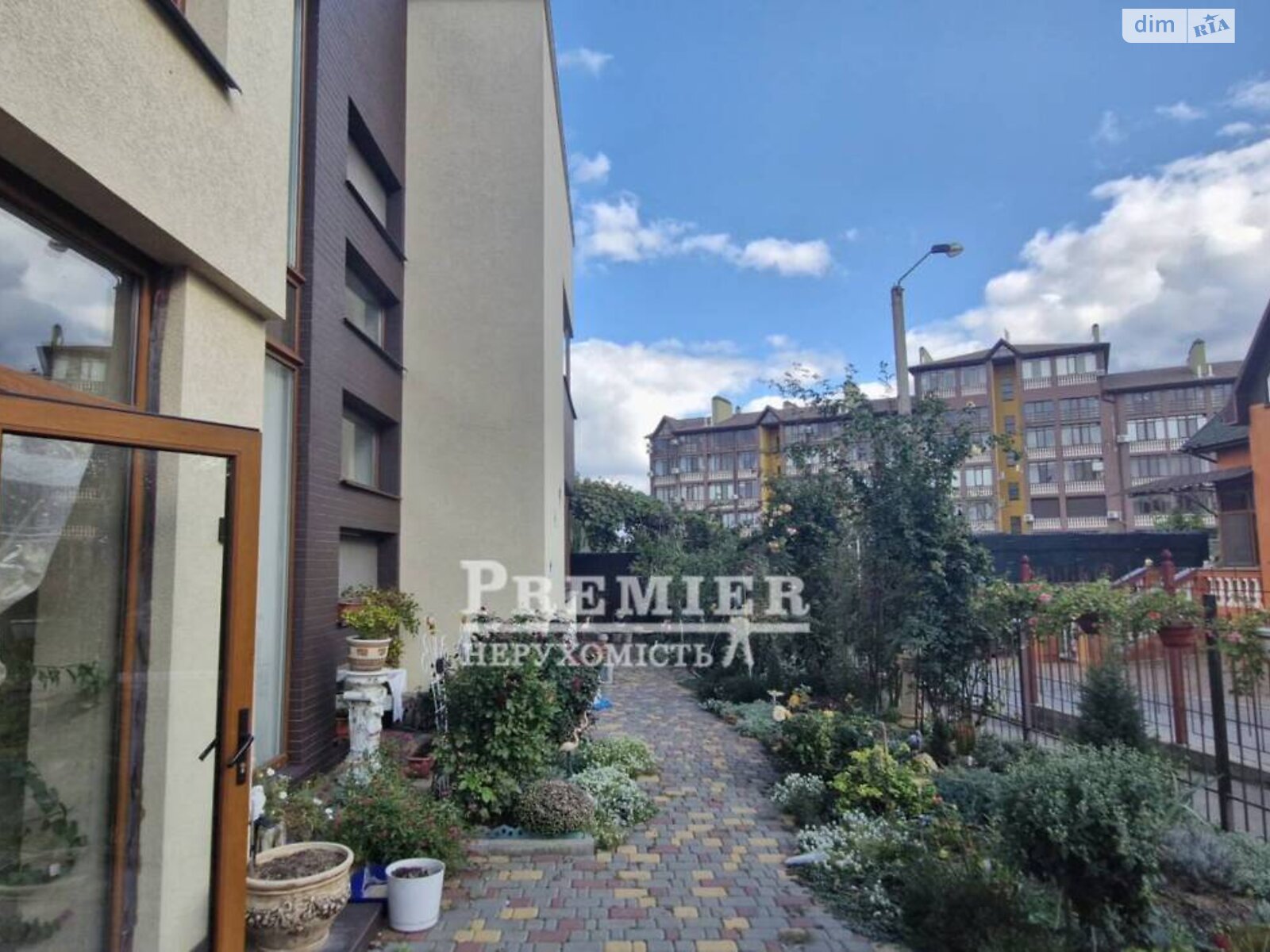двухэтажный дом с верандой, 339 кв. м, кирпич. Продажа в Черноморске фото 1 двухэтажный дом с верандой, 339 кв. м, кирпич. Продажа в Черноморске фото 1