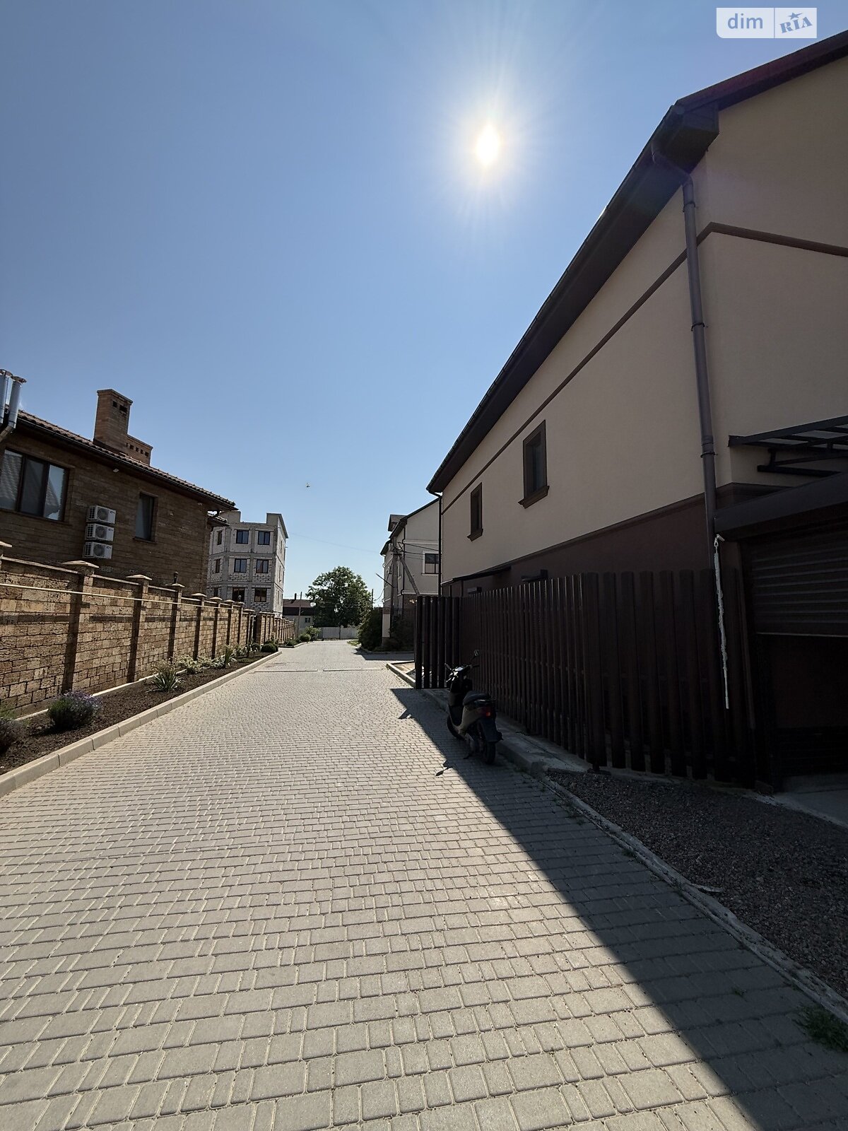 трехэтажный дом, 240 кв. м, кирпич. Продажа в Черноморске фото 1 трехэтажный дом, 240 кв. м, кирпич. Продажа в Черноморске фото 1