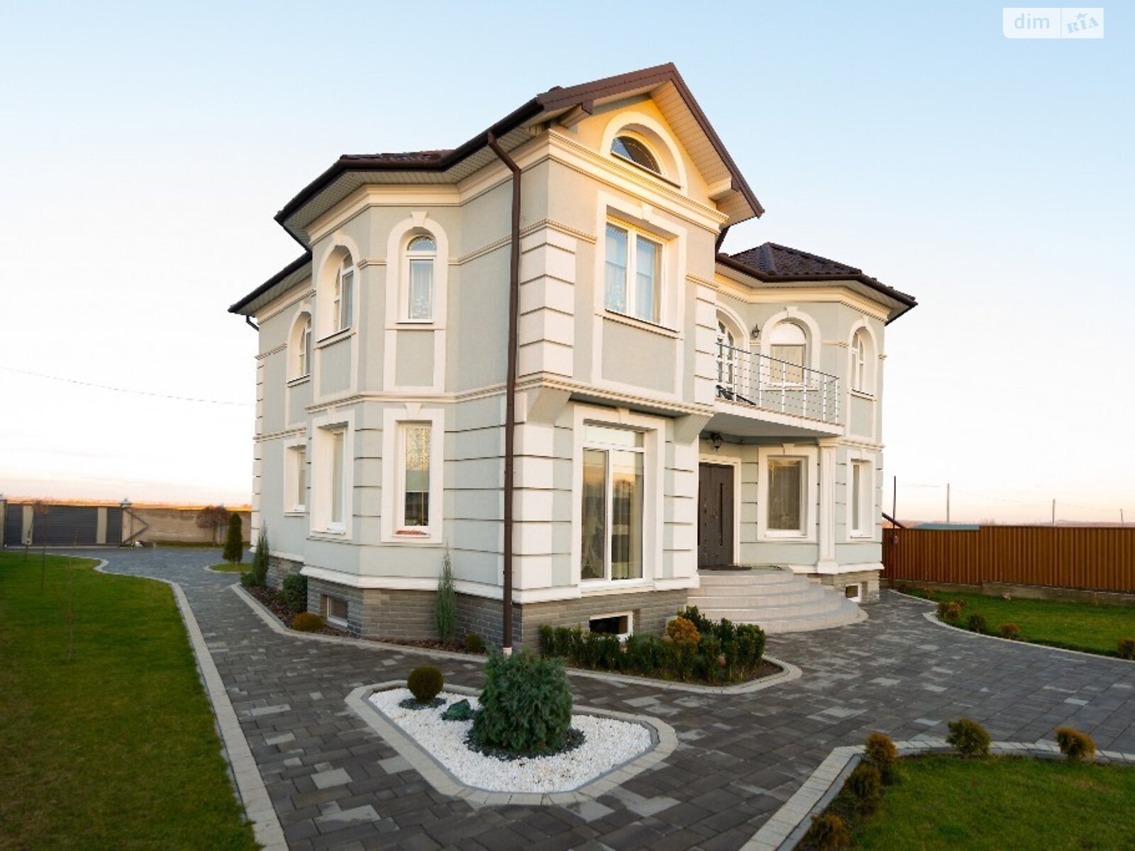 двухэтажный дом с балконом, 280 кв. м, кирпич. Продажа в Черновцах район Пригородная зона фото 1