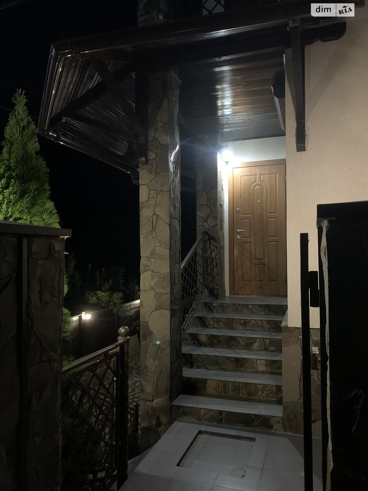 триповерховий будинок з верандою, 149 кв. м, цегла. Продаж в Чернівцях, район Роша фото 1 триповерховий будинок з верандою, 149 кв. м, цегла. Продаж в Чернівцях, район Роша фото 1