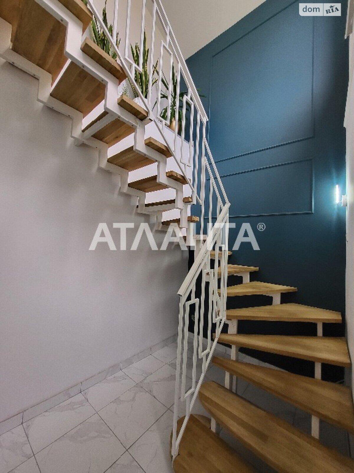 двухэтажный дом с ремонтом, 298 кв. м, кирпич. Продажа в Черновцах район Роша фото 1