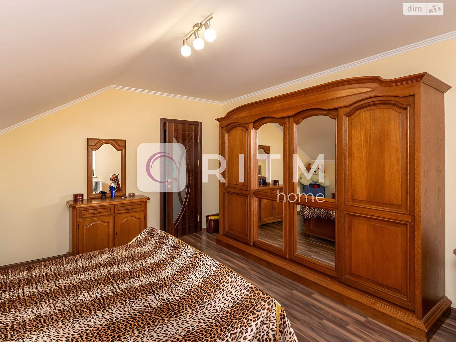 двухэтажный дом с отоплением, 250 кв. м, кирпич. Продажа в Черновцах район Роша фото 1 двухэтажный дом с отоплением, 250 кв. м, кирпич. Продажа в Черновцах район Роша фото 1