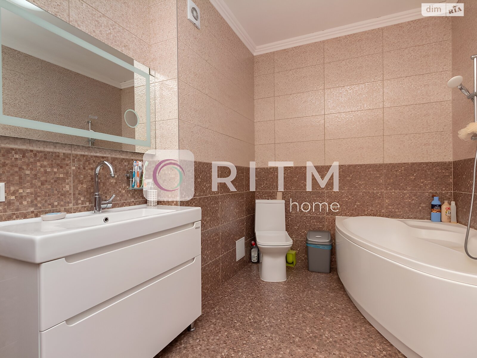 двухэтажный дом с отоплением, 250 кв. м, кирпич. Продажа в Черновцах район Роша фото 1 двухэтажный дом с отоплением, 250 кв. м, кирпич. Продажа в Черновцах район Роша фото 1