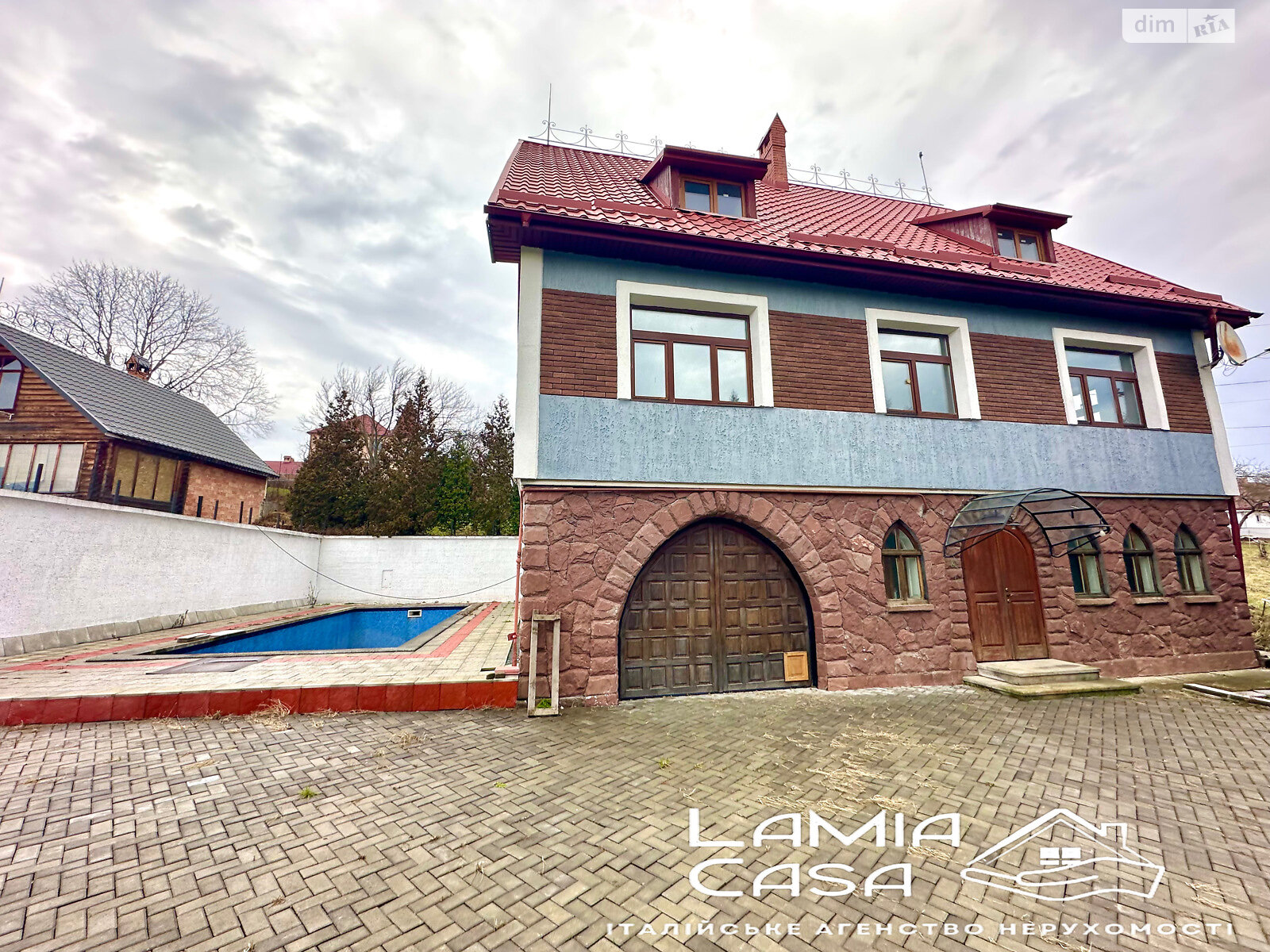 триповерховий будинок з гаражем, 240 кв. м, кирпич. Продаж в Чернівцях, район Роша фото 1 триповерховий будинок з гаражем, 240 кв. м, кирпич. Продаж в Чернівцях, район Роша фото 1