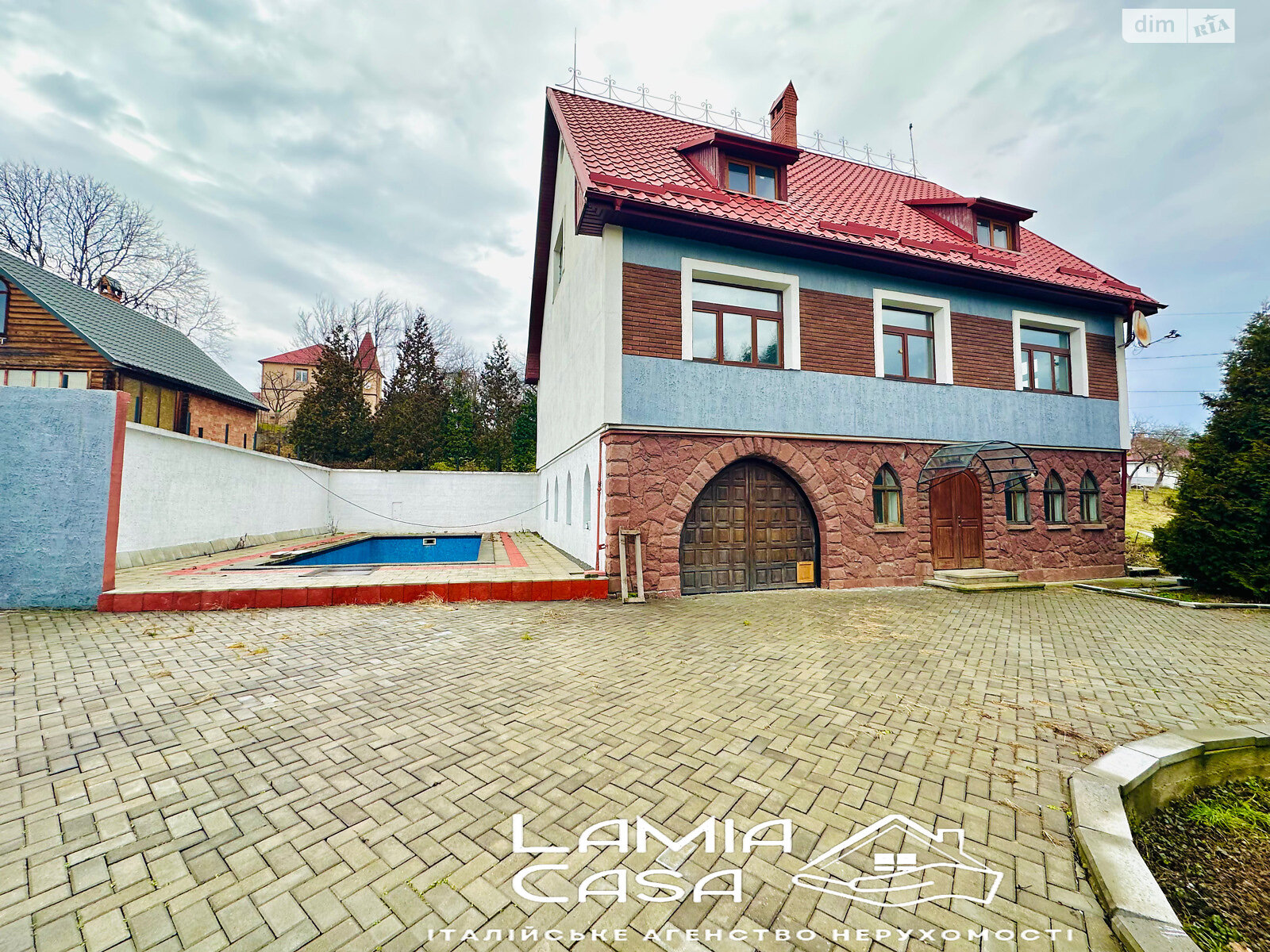 триповерховий будинок з гаражем, 240 кв. м, кирпич. Продаж в Чернівцях, район Роша фото 1 триповерховий будинок з гаражем, 240 кв. м, кирпич. Продаж в Чернівцях, район Роша фото 1