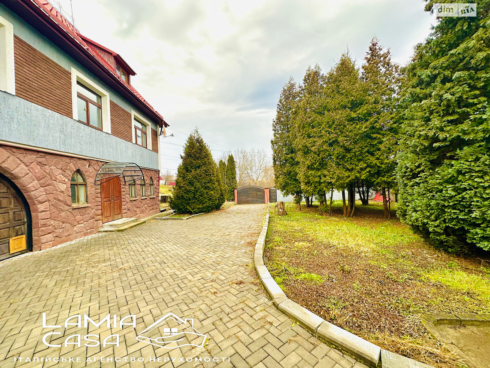 триповерховий будинок з гаражем, 240 кв. м, кирпич. Продаж в Чернівцях, район Роша фото 1 триповерховий будинок з гаражем, 240 кв. м, кирпич. Продаж в Чернівцях, район Роша фото 1