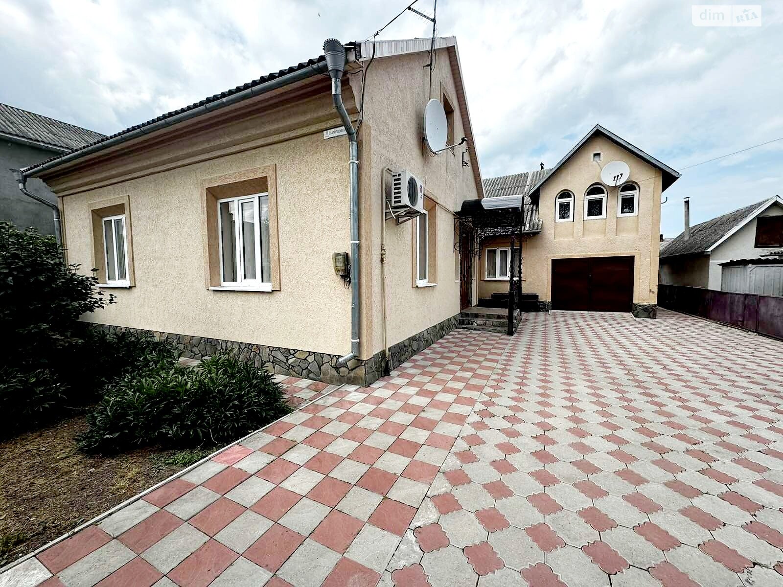 одноэтажный дом с гаражом, 152 кв. м, кирпич. Продажа в Черновцах район Садгорский фото 1 одноэтажный дом с гаражом, 152 кв. м, кирпич. Продажа в Черновцах район Садгорский фото 1