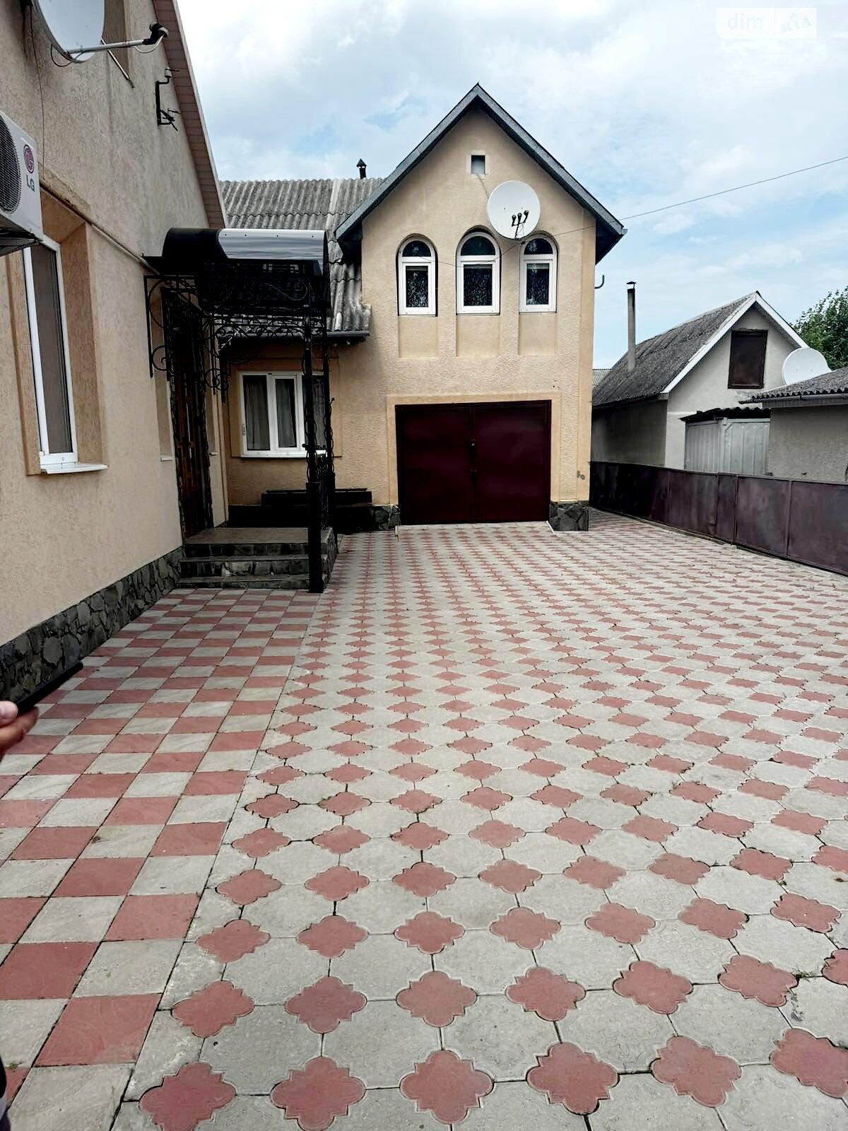 одноэтажный дом с гаражом, 152 кв. м, кирпич. Продажа в Черновцах район Садгорский фото 1 одноэтажный дом с гаражом, 152 кв. м, кирпич. Продажа в Черновцах район Садгорский фото 1