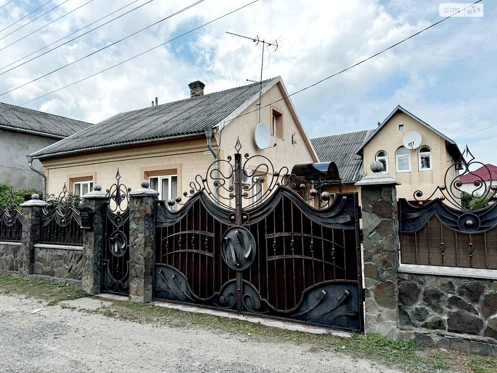 одноэтажный дом с гаражом, 152 кв. м, кирпич. Продажа в Черновцах район Садгорский фото 1 одноэтажный дом с гаражом, 152 кв. м, кирпич. Продажа в Черновцах район Садгорский фото 1