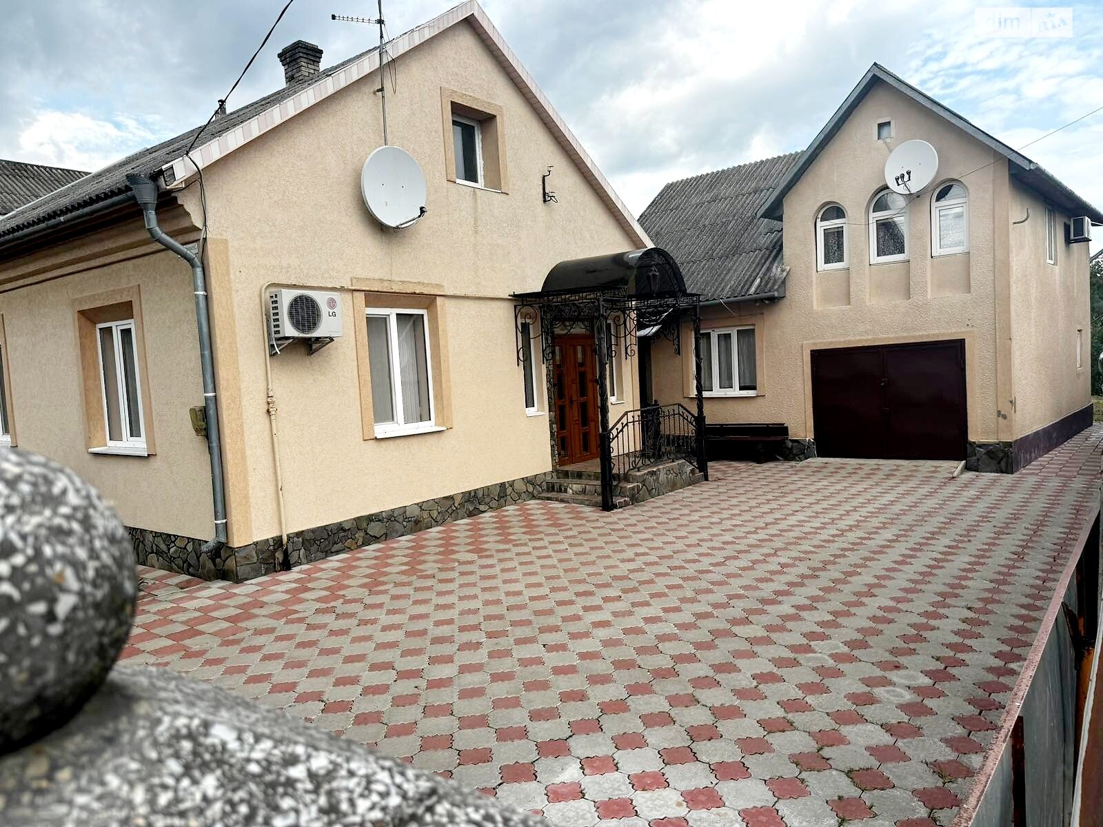 одноэтажный дом с гаражом, 152 кв. м, кирпич. Продажа в Черновцах район Садгорский фото 1 одноэтажный дом с гаражом, 152 кв. м, кирпич. Продажа в Черновцах район Садгорский фото 1