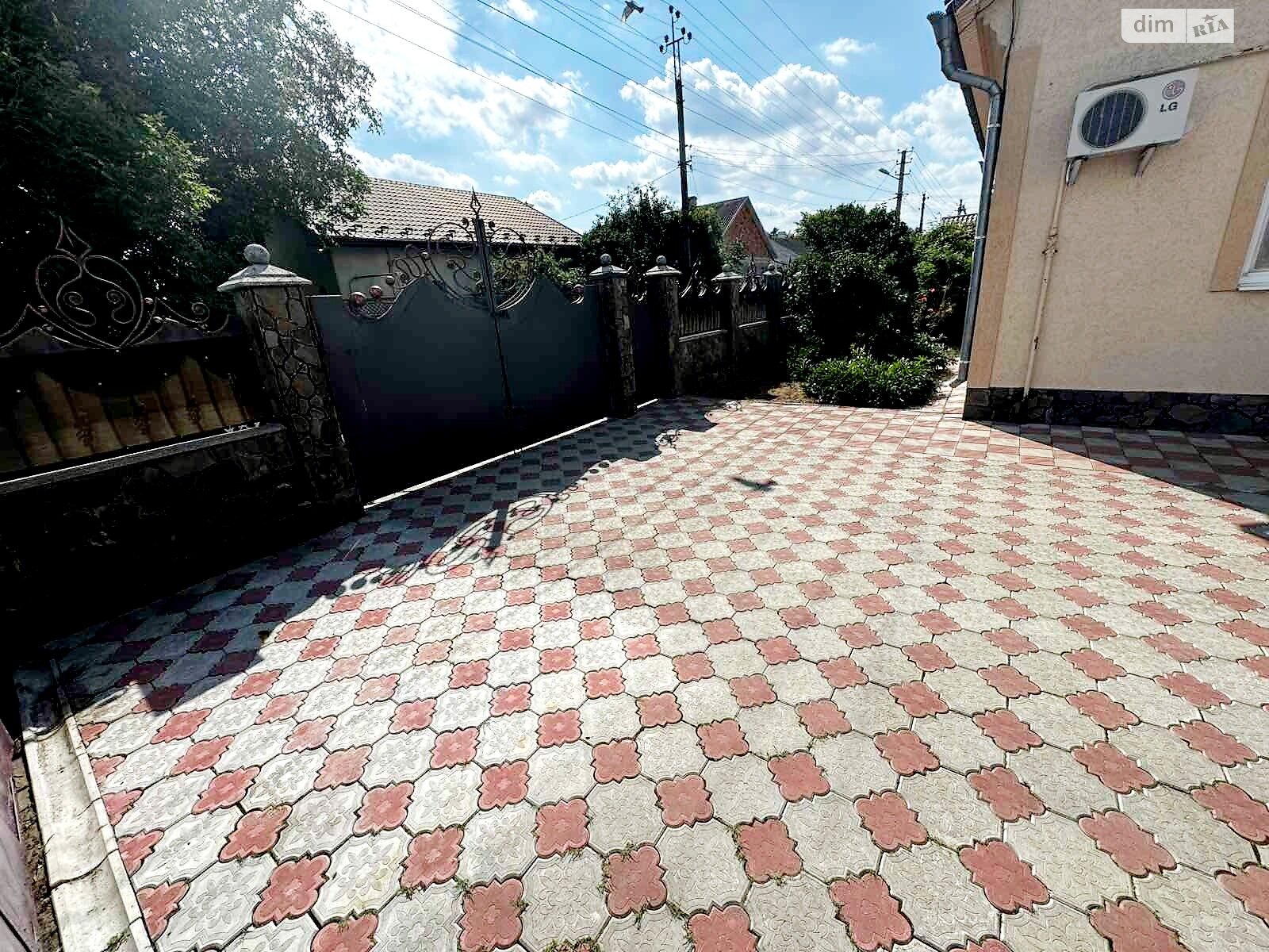 одноэтажный дом с гаражом, 152 кв. м, кирпич. Продажа в Черновцах район Садгорский фото 1 одноэтажный дом с гаражом, 152 кв. м, кирпич. Продажа в Черновцах район Садгорский фото 1
