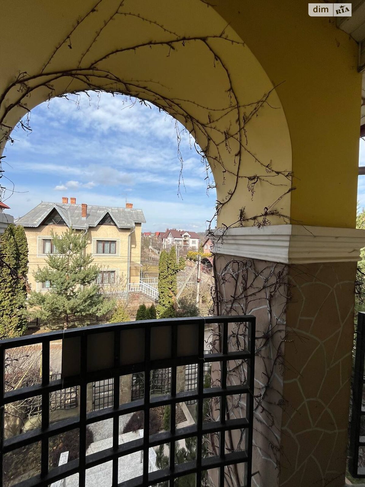 трехэтажный дом с балконом, 360.1 кв. м, кирпич. Продажа в Черновцах район Шевченковский фото 1 трехэтажный дом с балконом, 360.1 кв. м, кирпич. Продажа в Черновцах район Шевченковский фото 1