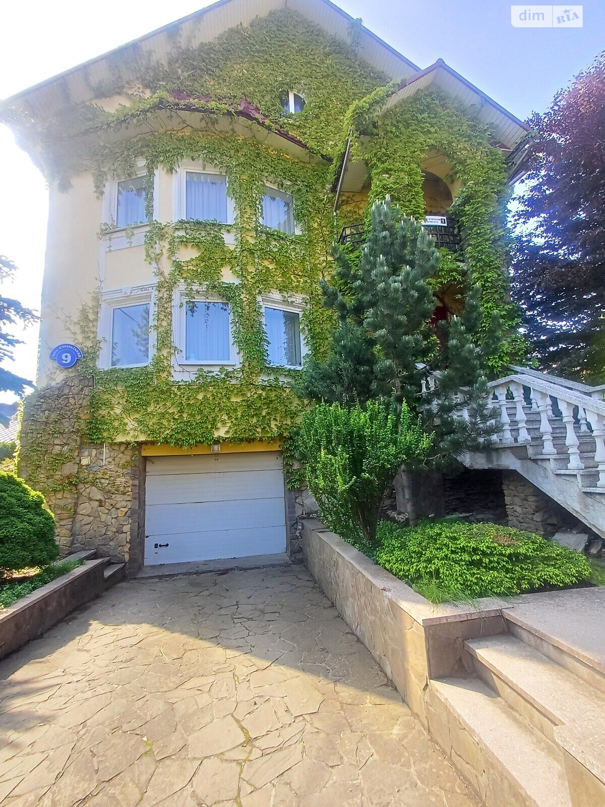 триповерховий будинок з балконом, 360.1 кв. м, цегла. Продаж в Чернівцях, район Шевченківський фото 1 триповерховий будинок з балконом, 360.1 кв. м, цегла. Продаж в Чернівцях, район Шевченківський фото 1
